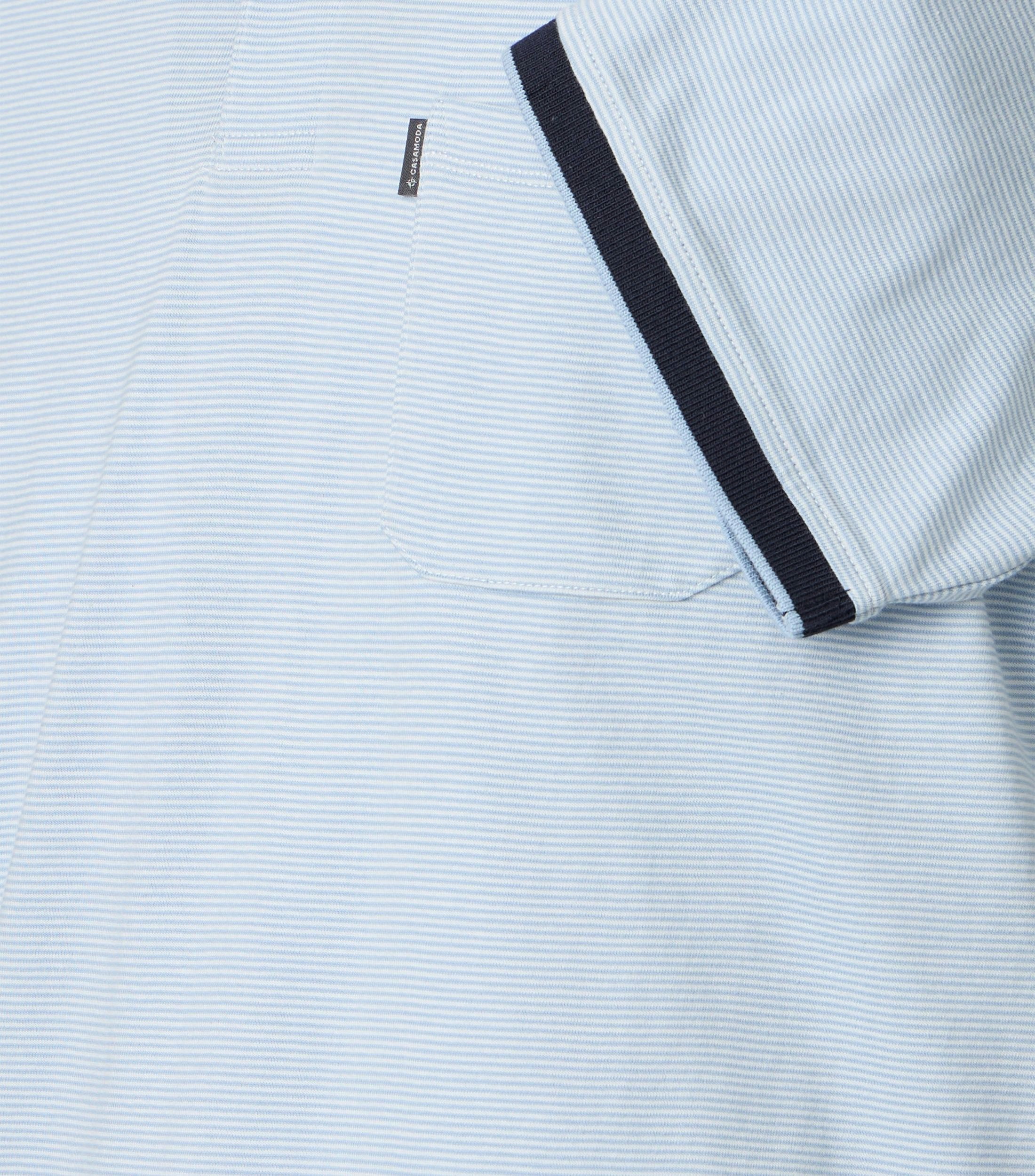 Ein Polo-Shirt im gestreift Muster in der Farbe Hellblau
