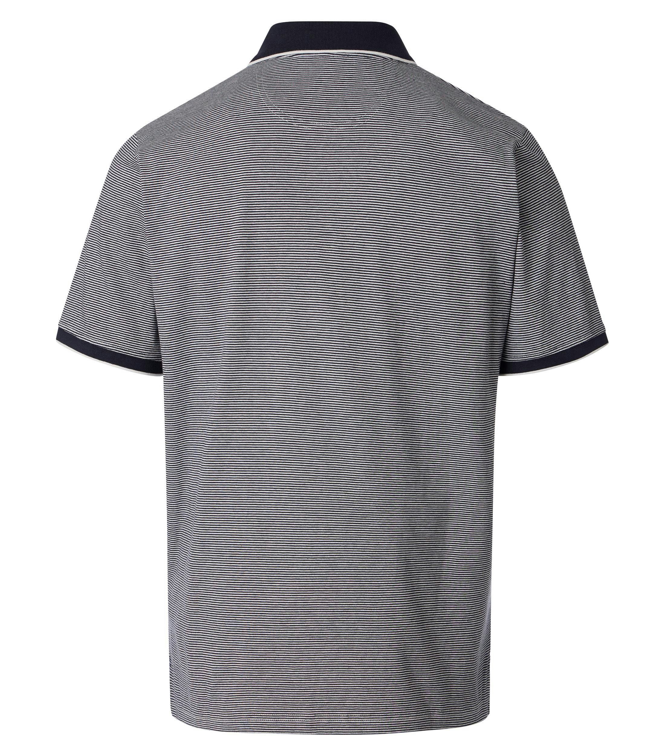 Ein Polo-Shirt im gestreift Muster in der Farbe graues Mittelblau