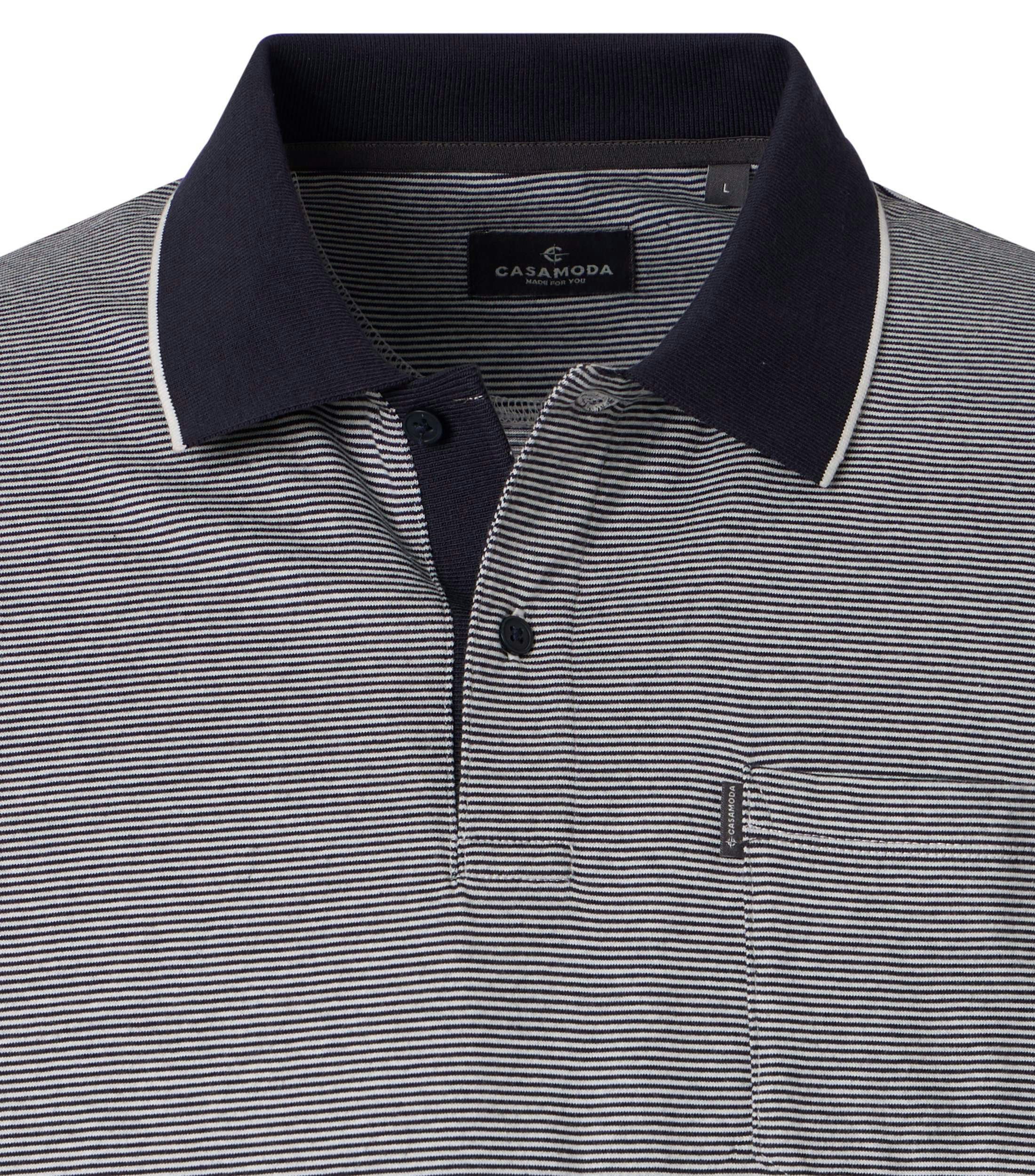 Ein Polo-Shirt im gestreift Muster in der Farbe graues Mittelblau