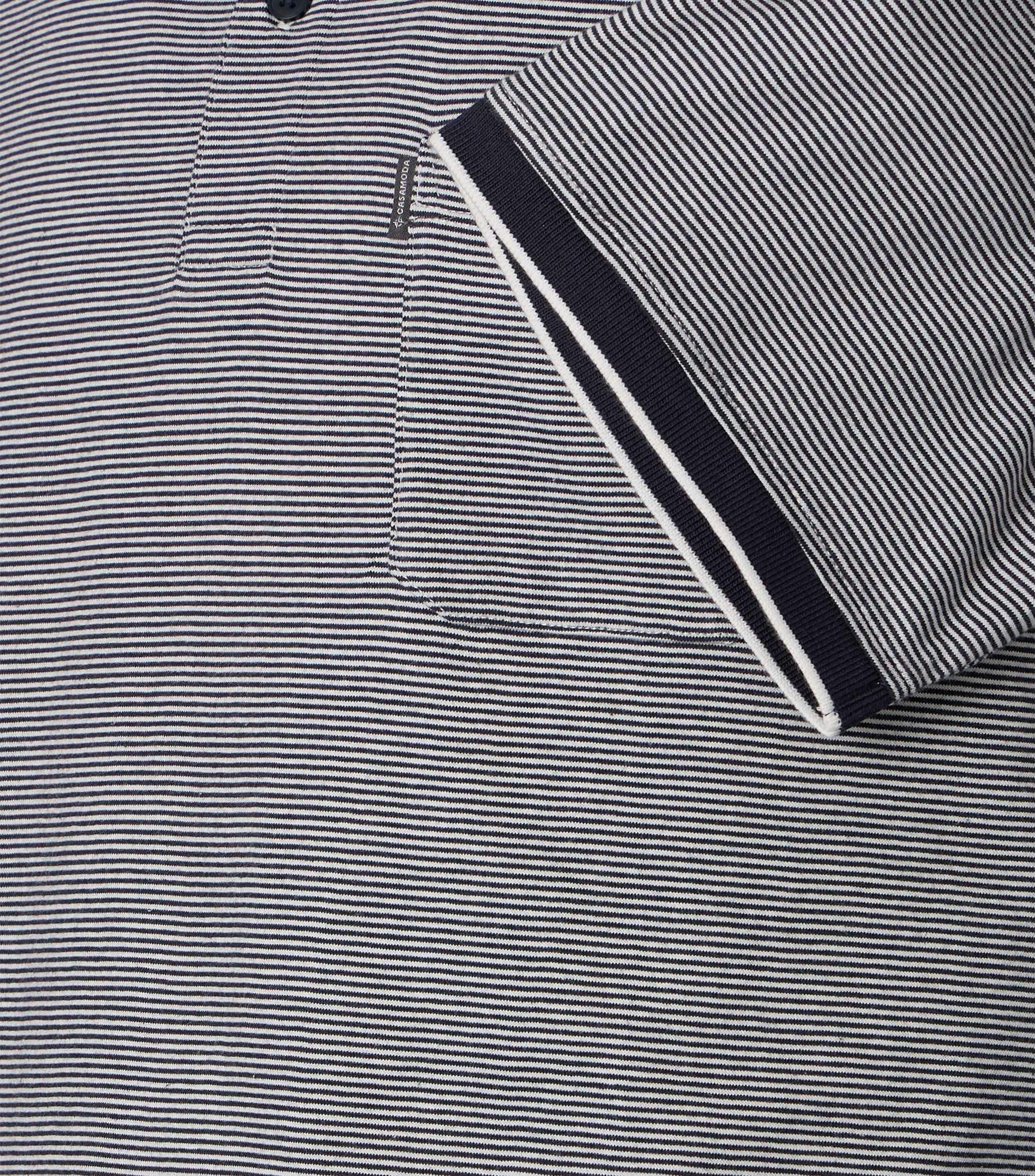Ein Polo-Shirt im gestreift Muster in der Farbe graues Mittelblau