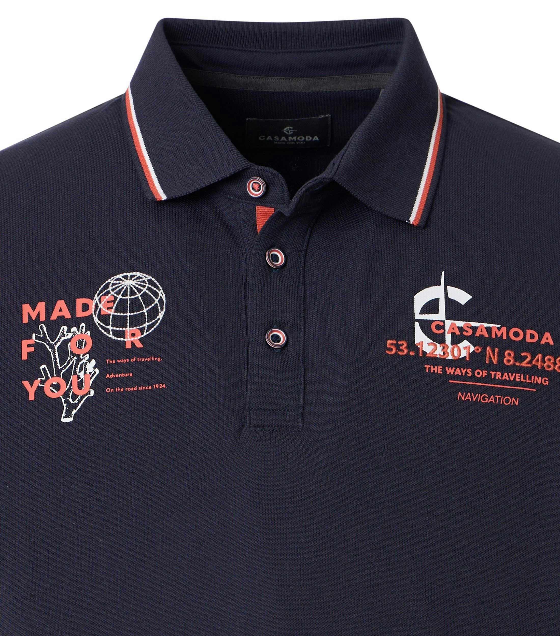 Ein Polo-Shirt im uni Muster in der Farbe Dunkelblau