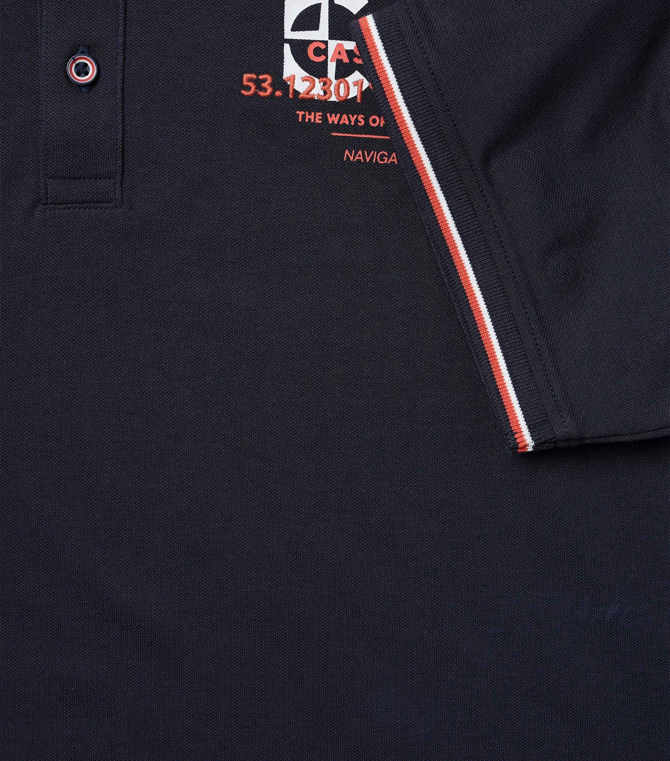 Ein Polo-Shirt im uni Muster in der Farbe Dunkelblau