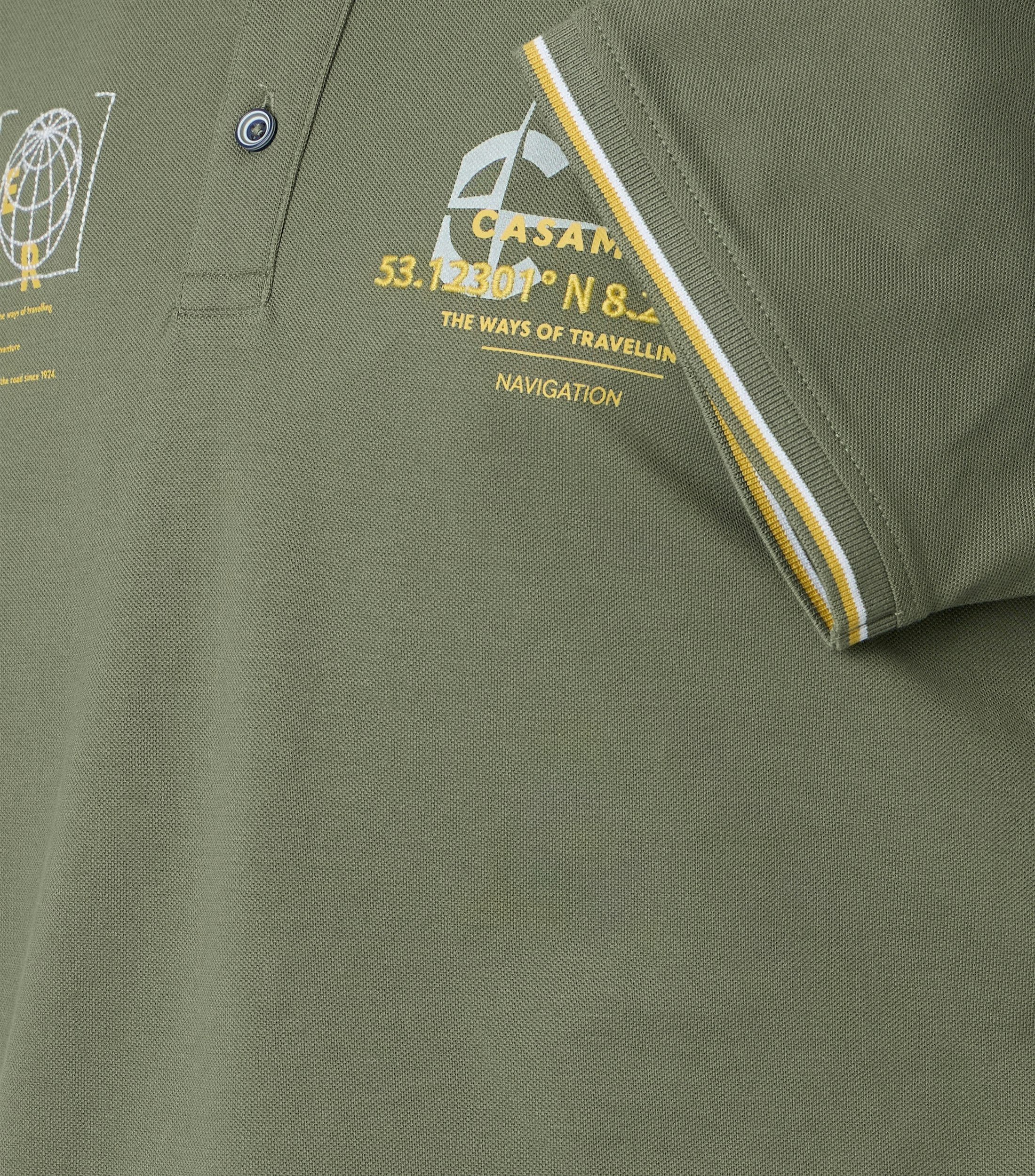 Ein Polo-Shirt im uni Muster in der Farbe Dunkelgrün