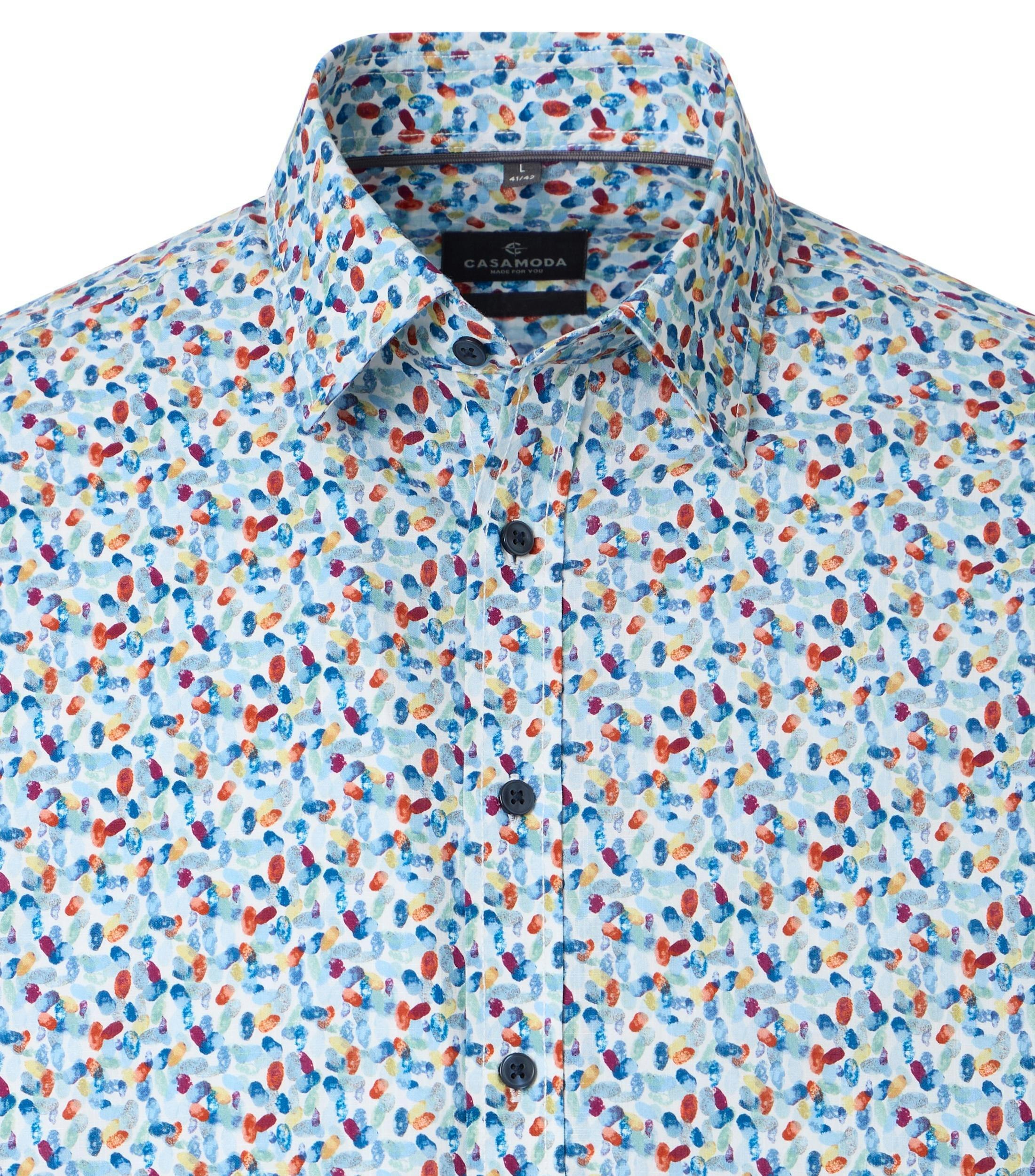 Ein Freizeithemd im Print Muster in der Farbe Blau