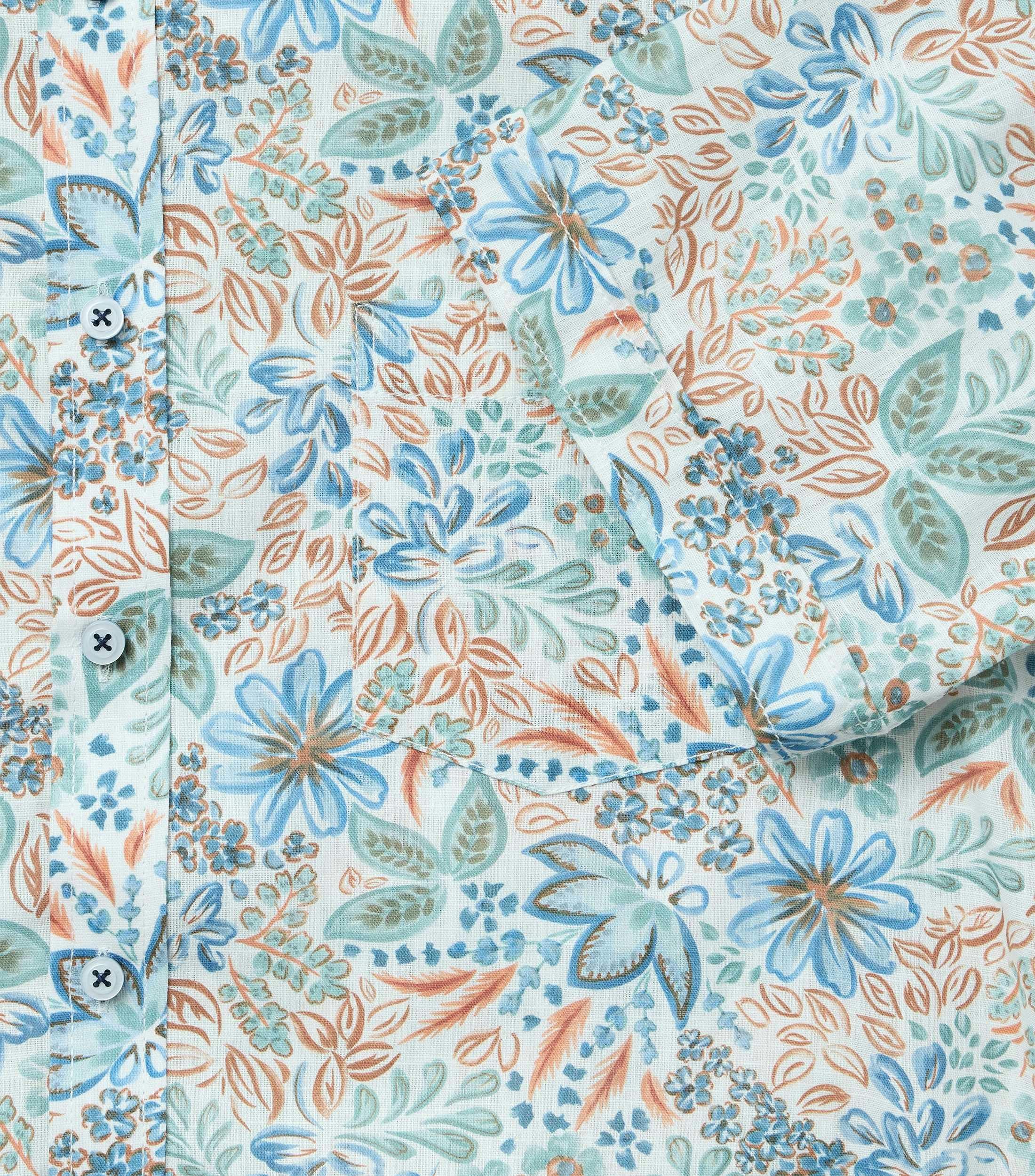 Ein Freizeithemd im Print Muster in der Farbe Orange