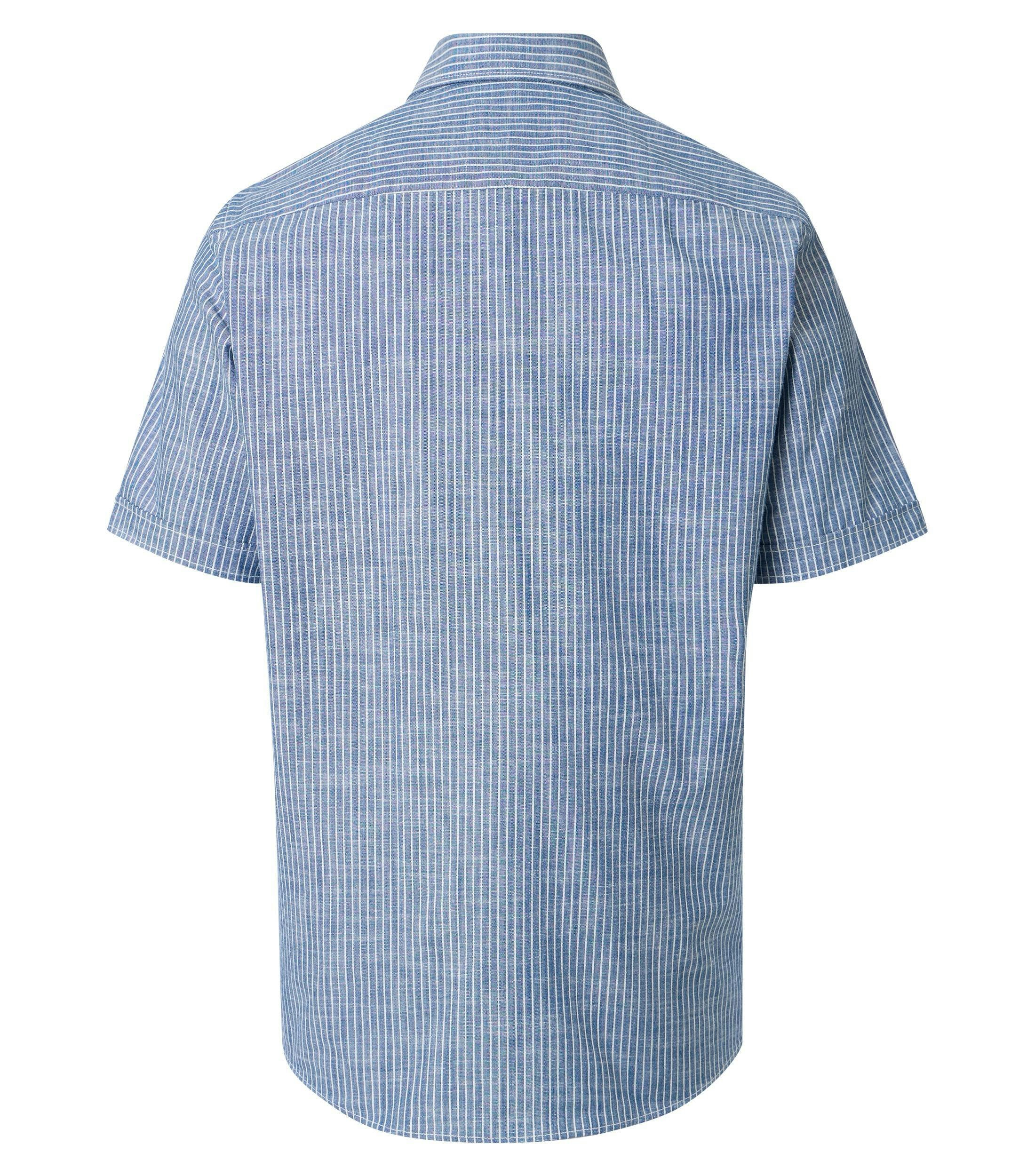 Ein Freizeithemd im gestreift Muster in der Farbe Blau