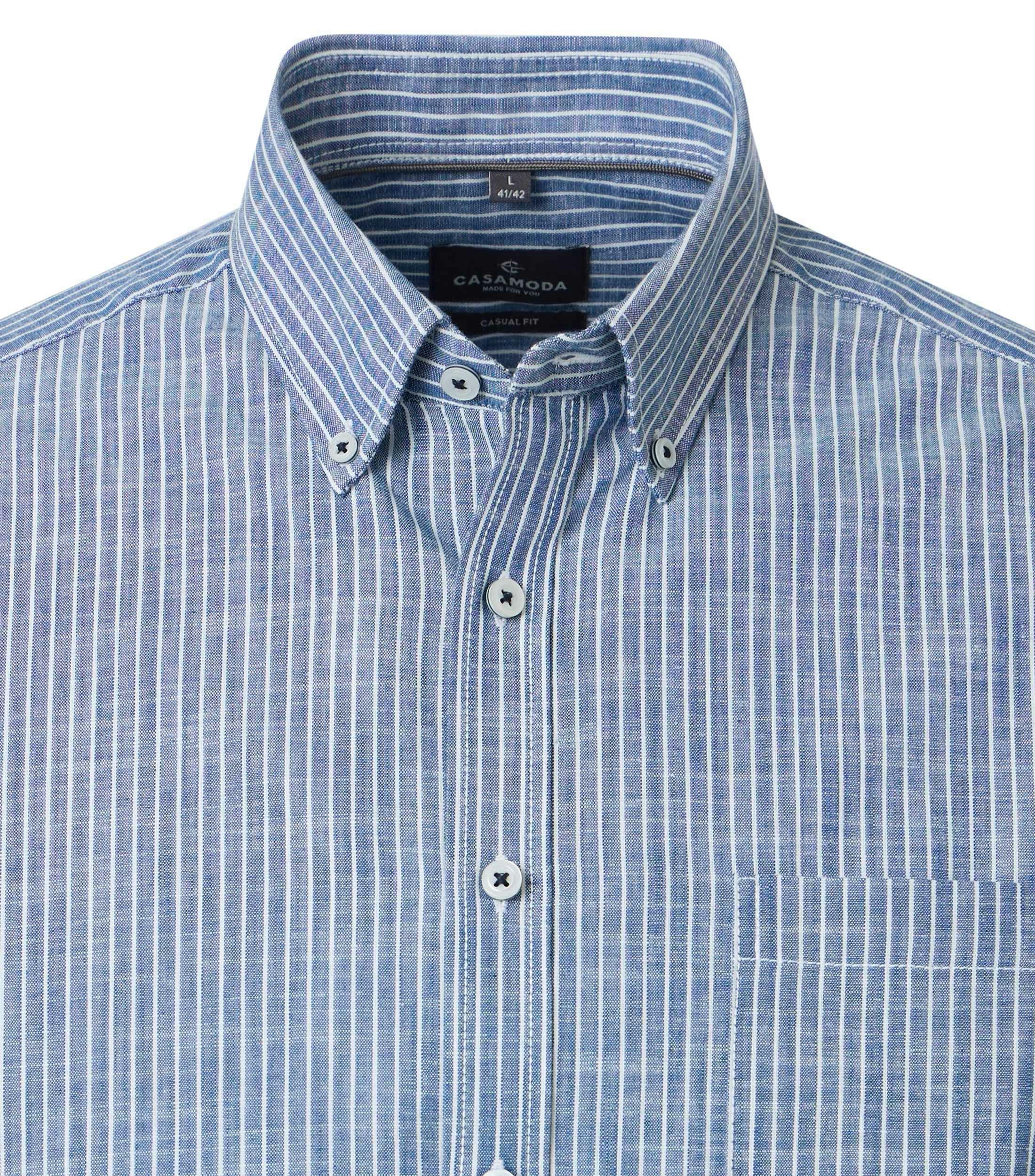 Ein Freizeithemd im gestreift Muster in der Farbe Blau