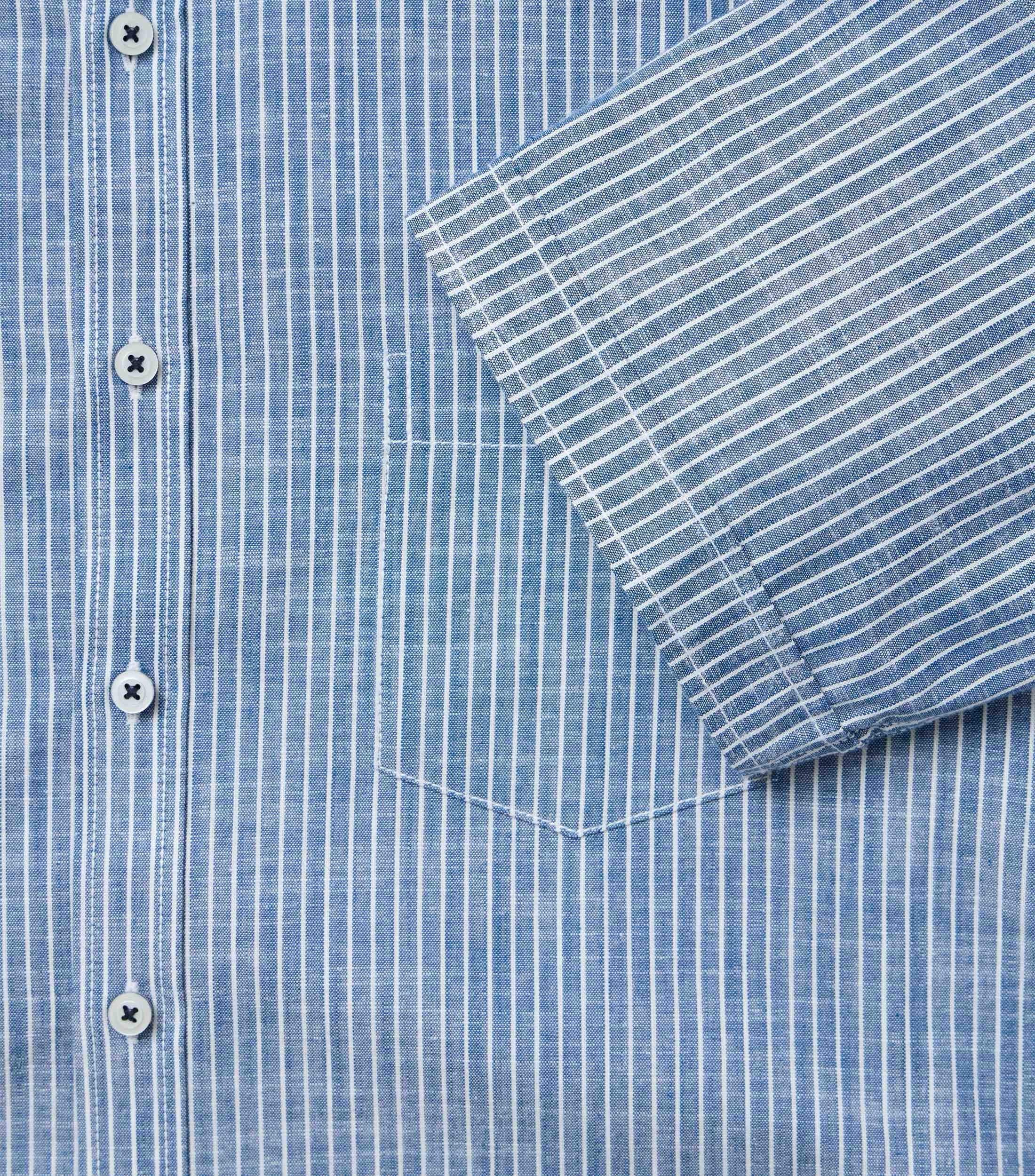 Ein Freizeithemd im gestreift Muster in der Farbe Blau