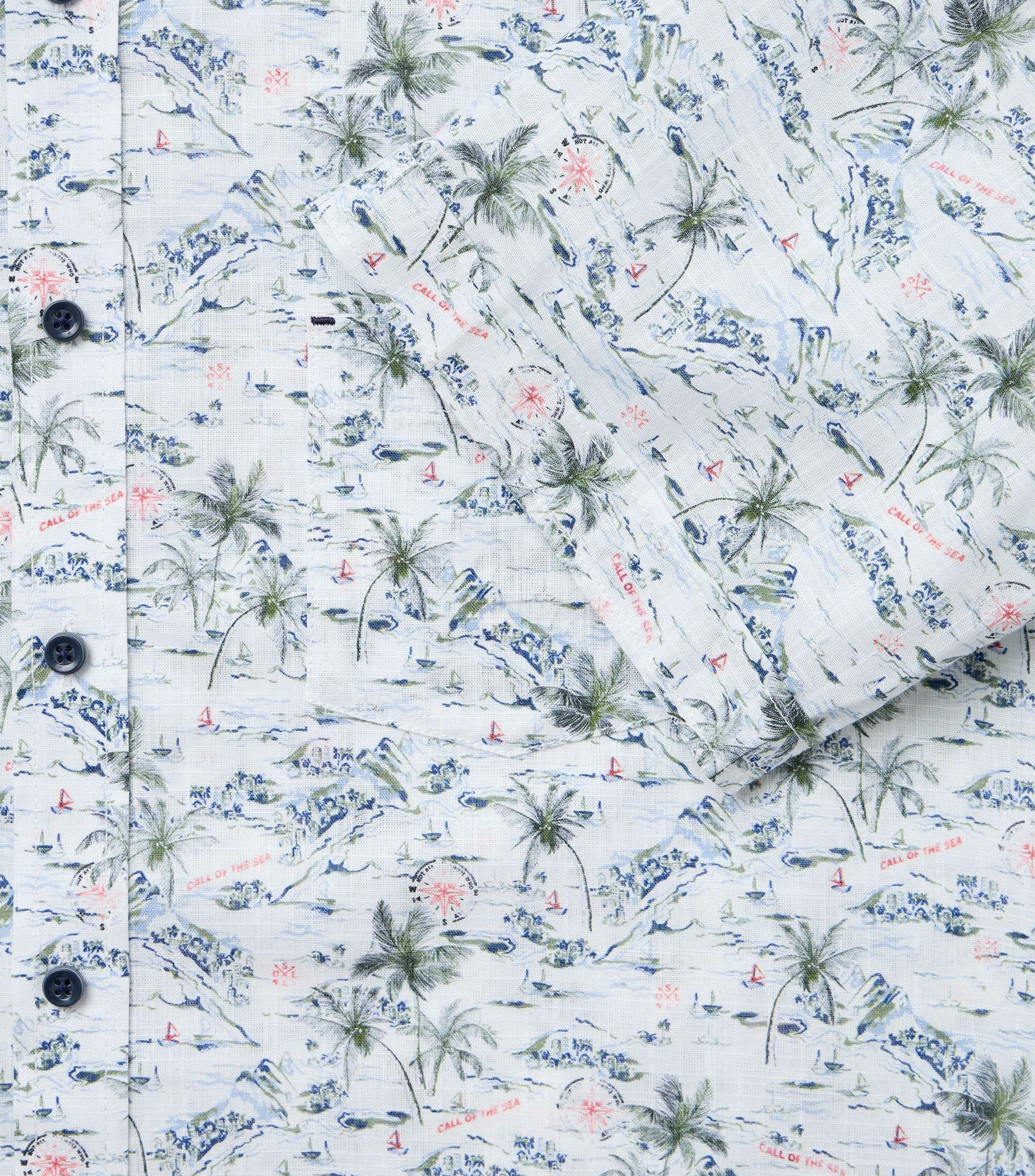 Ein Freizeithemd im Print Muster in der Farbe Grün