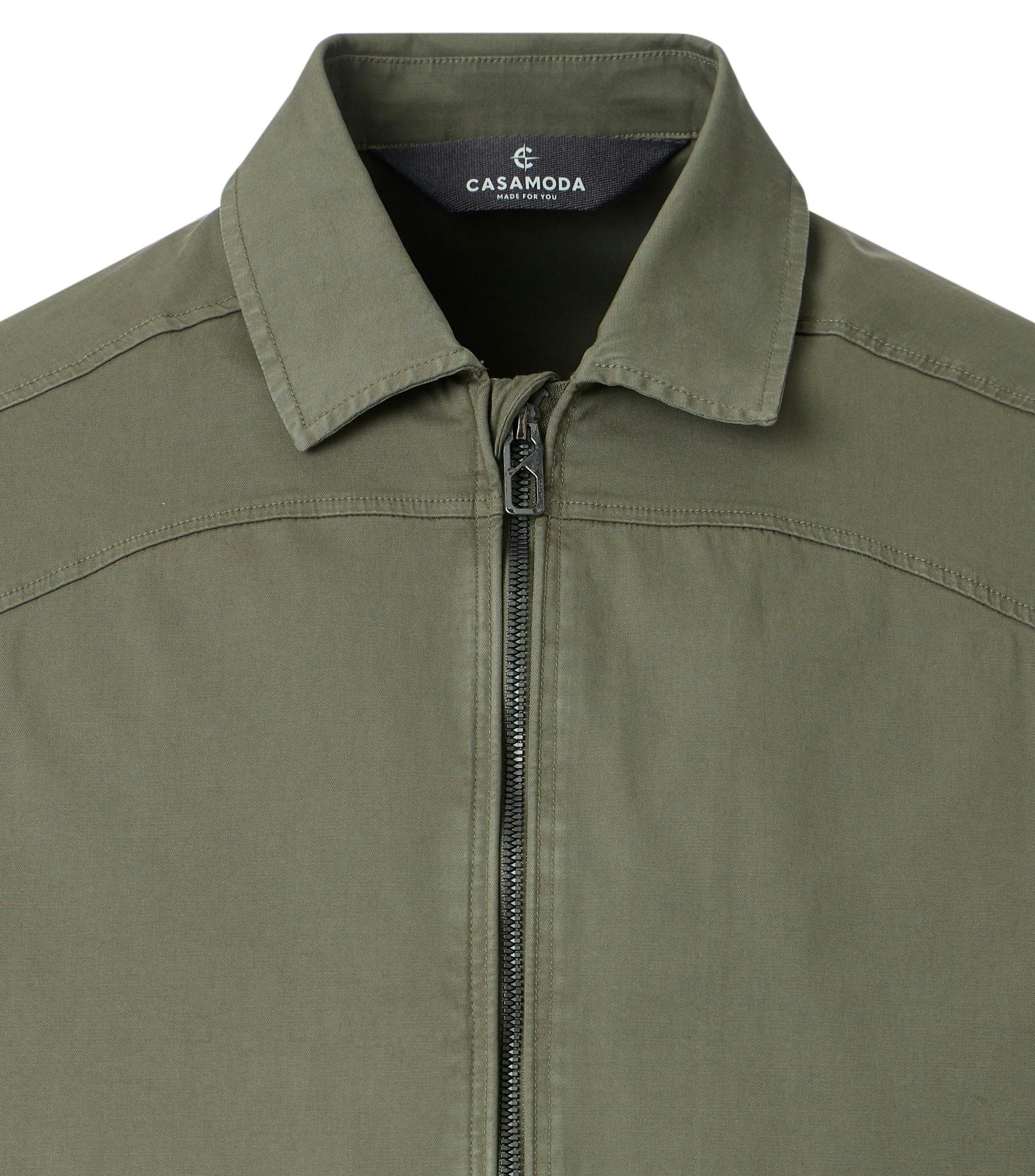 Eine Jacke im uni Muster in der Farbe Grün