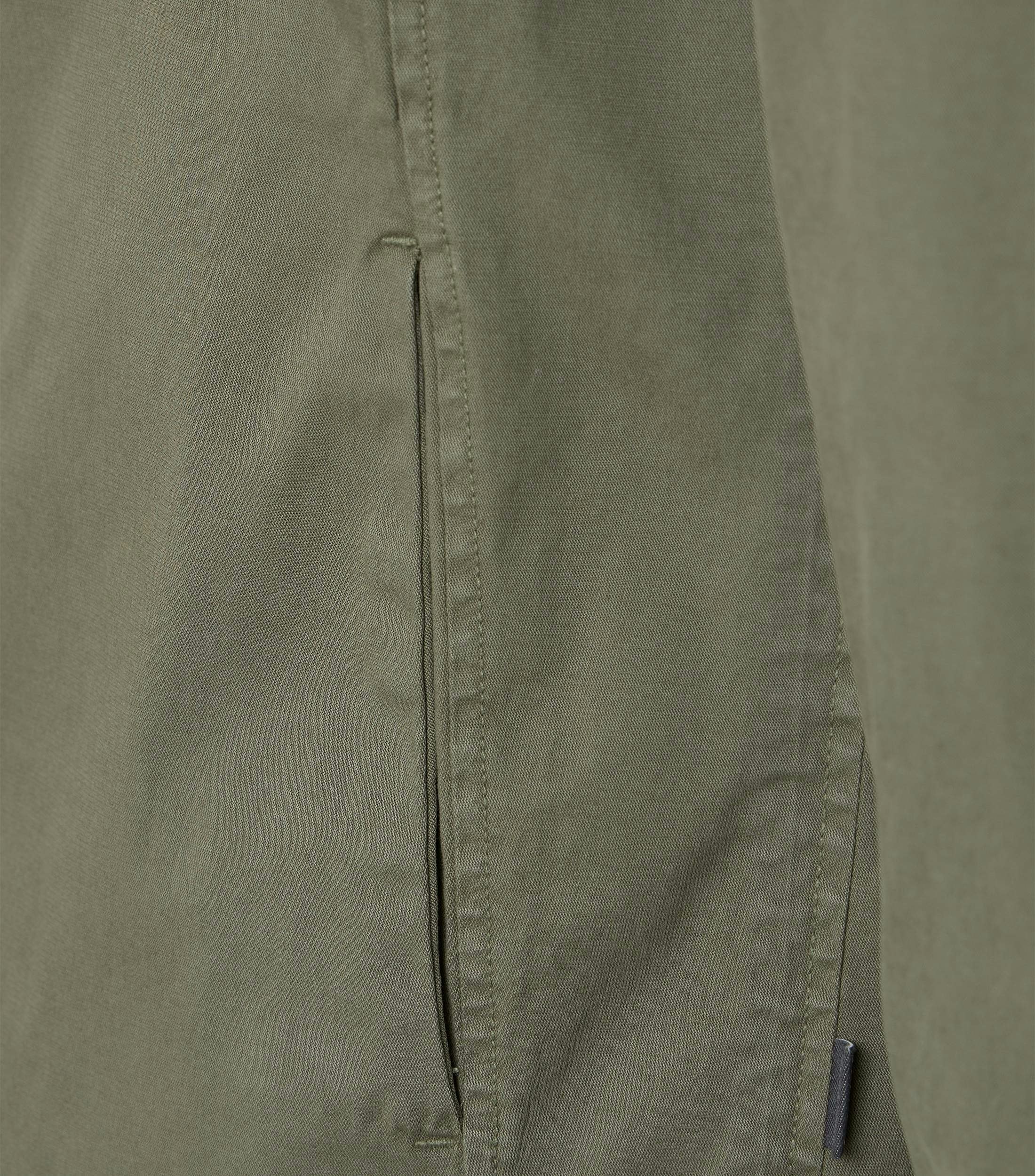 Eine Jacke im uni Muster in der Farbe Grün