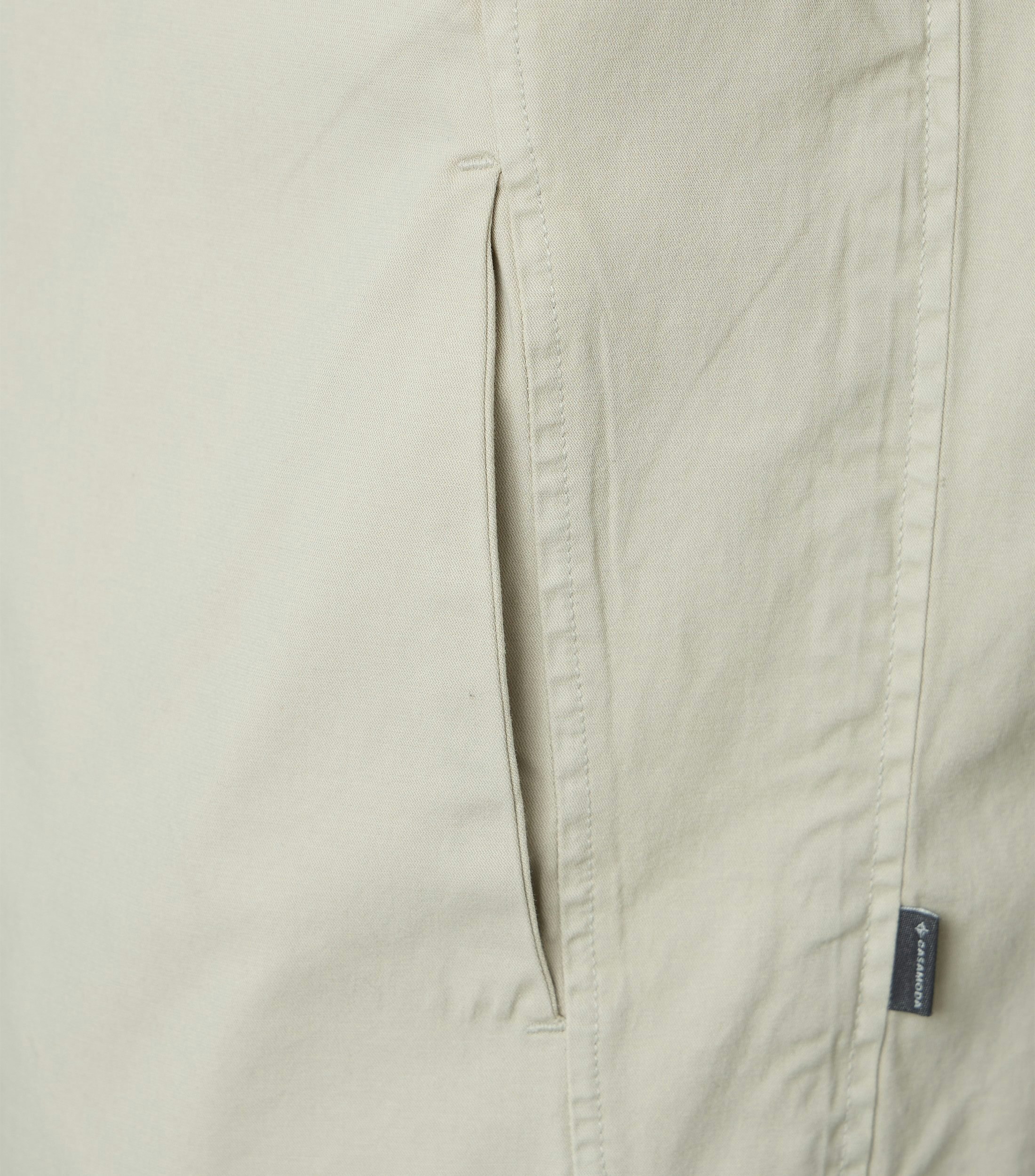 Eine Jacke im uni Muster in der Farbe Beige