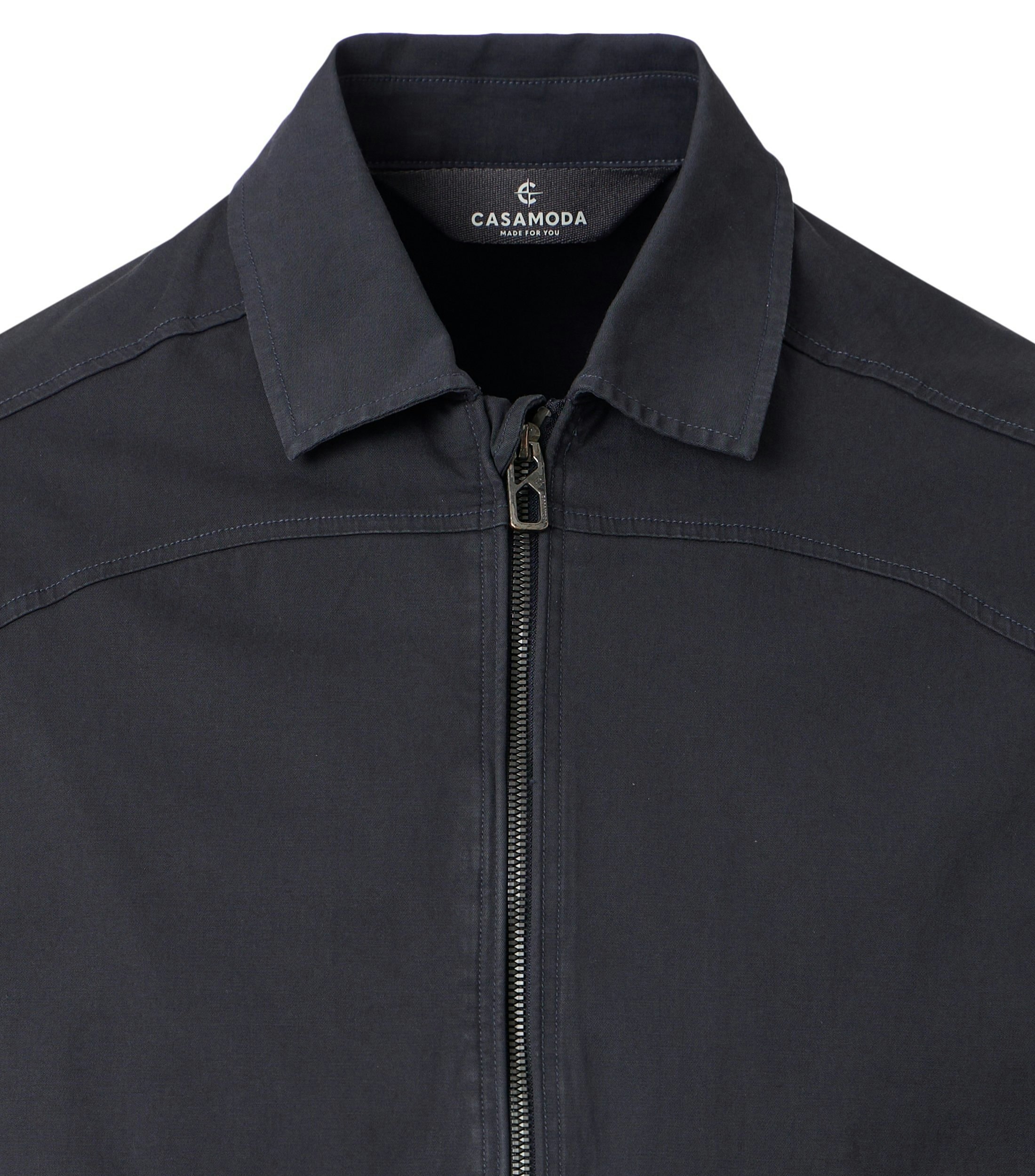 Eine Jacke im uni Muster in der Farbe Dunkelblau