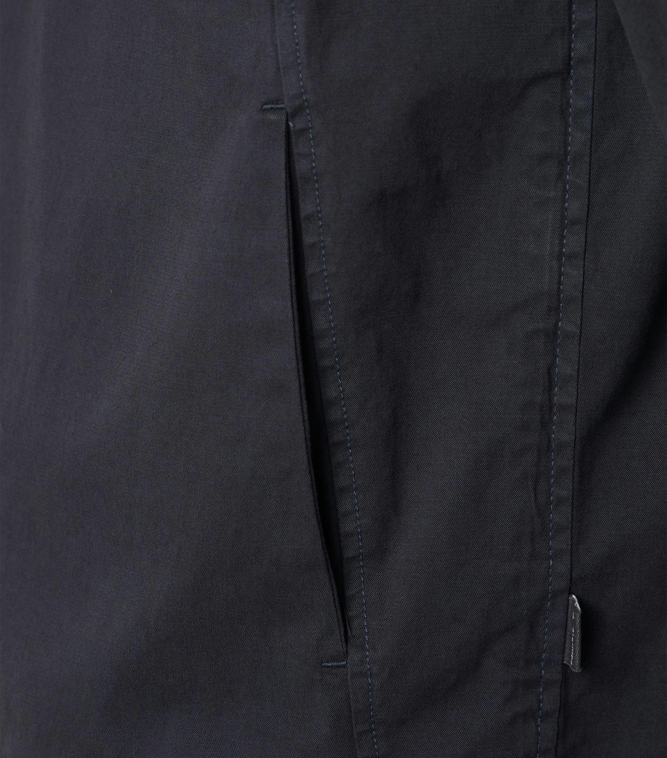 Eine Jacke im uni Muster in der Farbe Dunkelblau