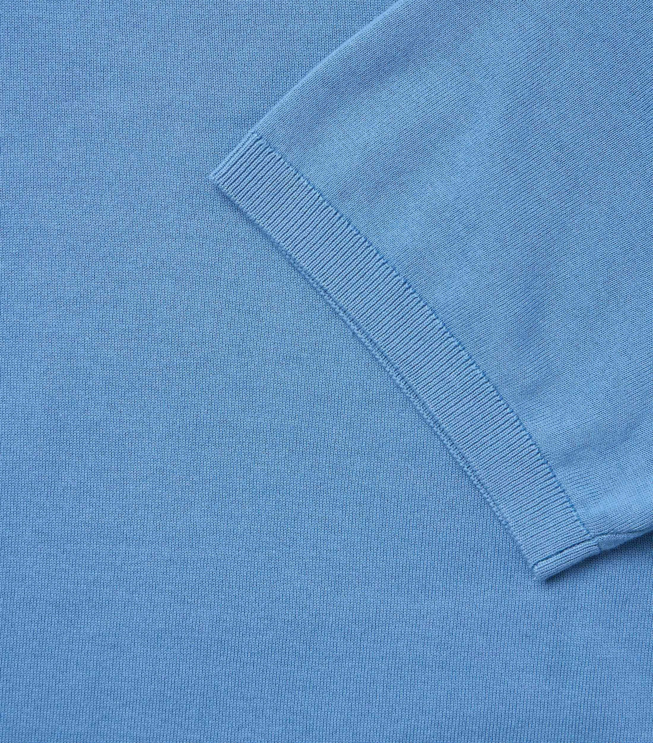 Ein T-Shirt im uni Muster in der Farbe Blau
