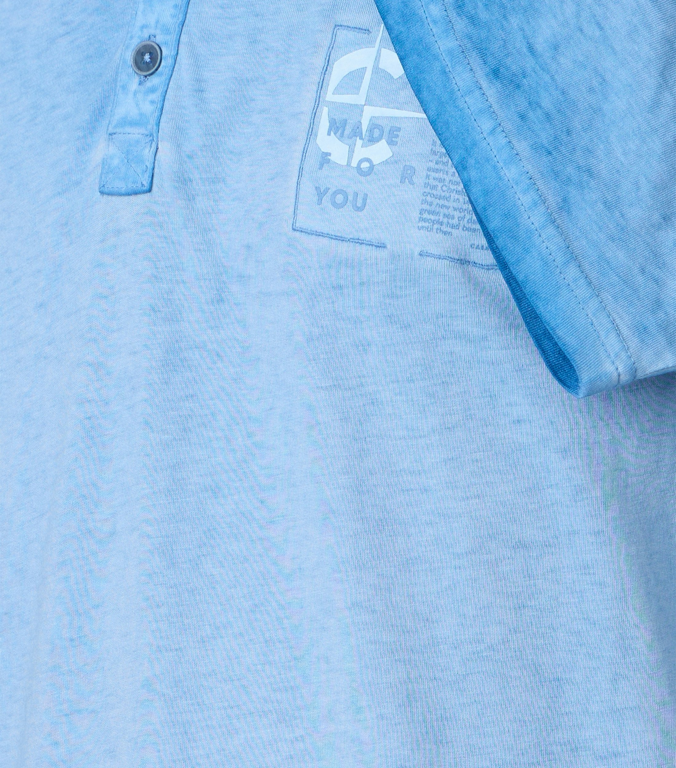 Ein T-Shirt im uni Muster in der Farbe Hellblau