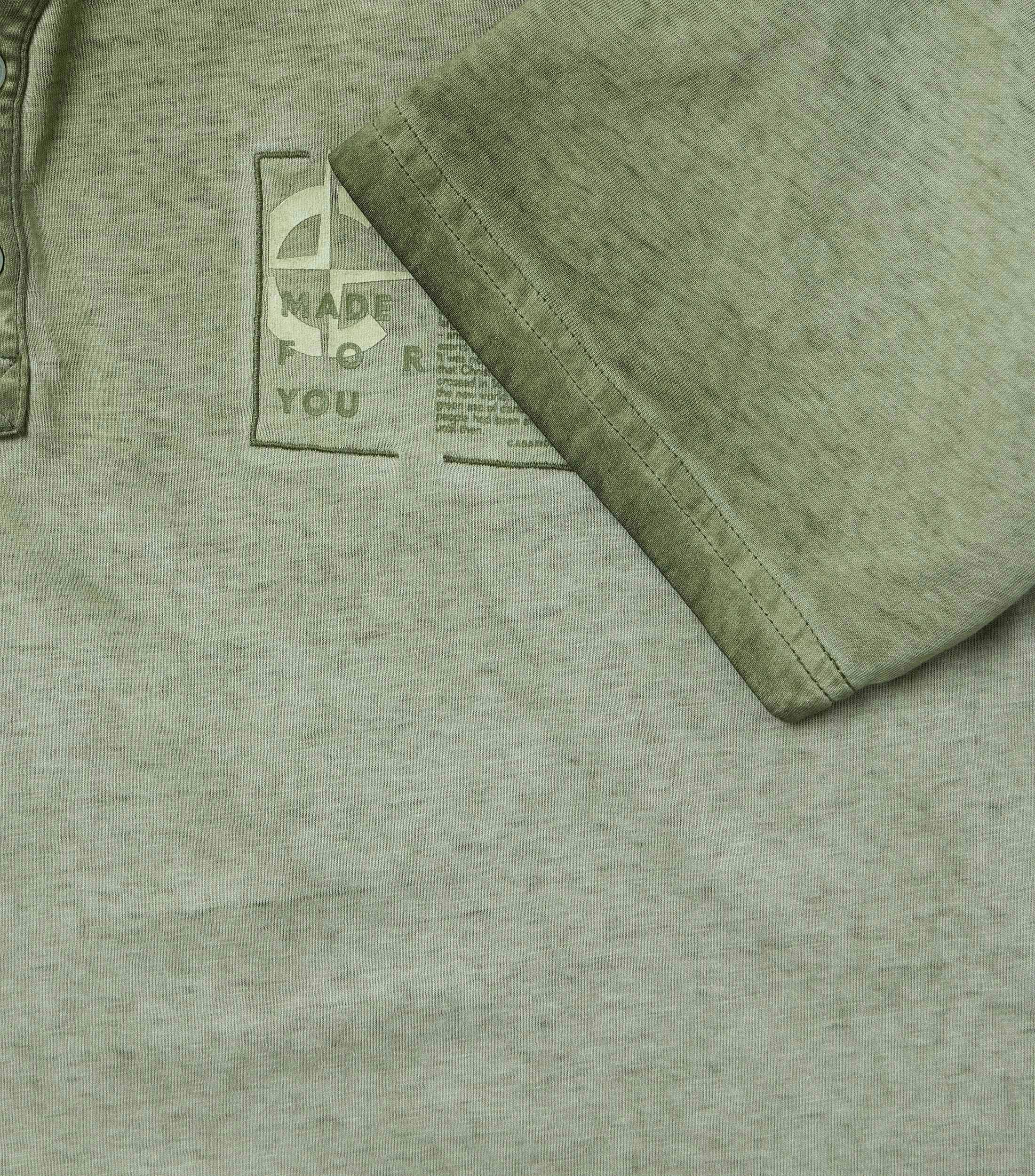Ein T-Shirt im uni Muster in der Farbe Grün