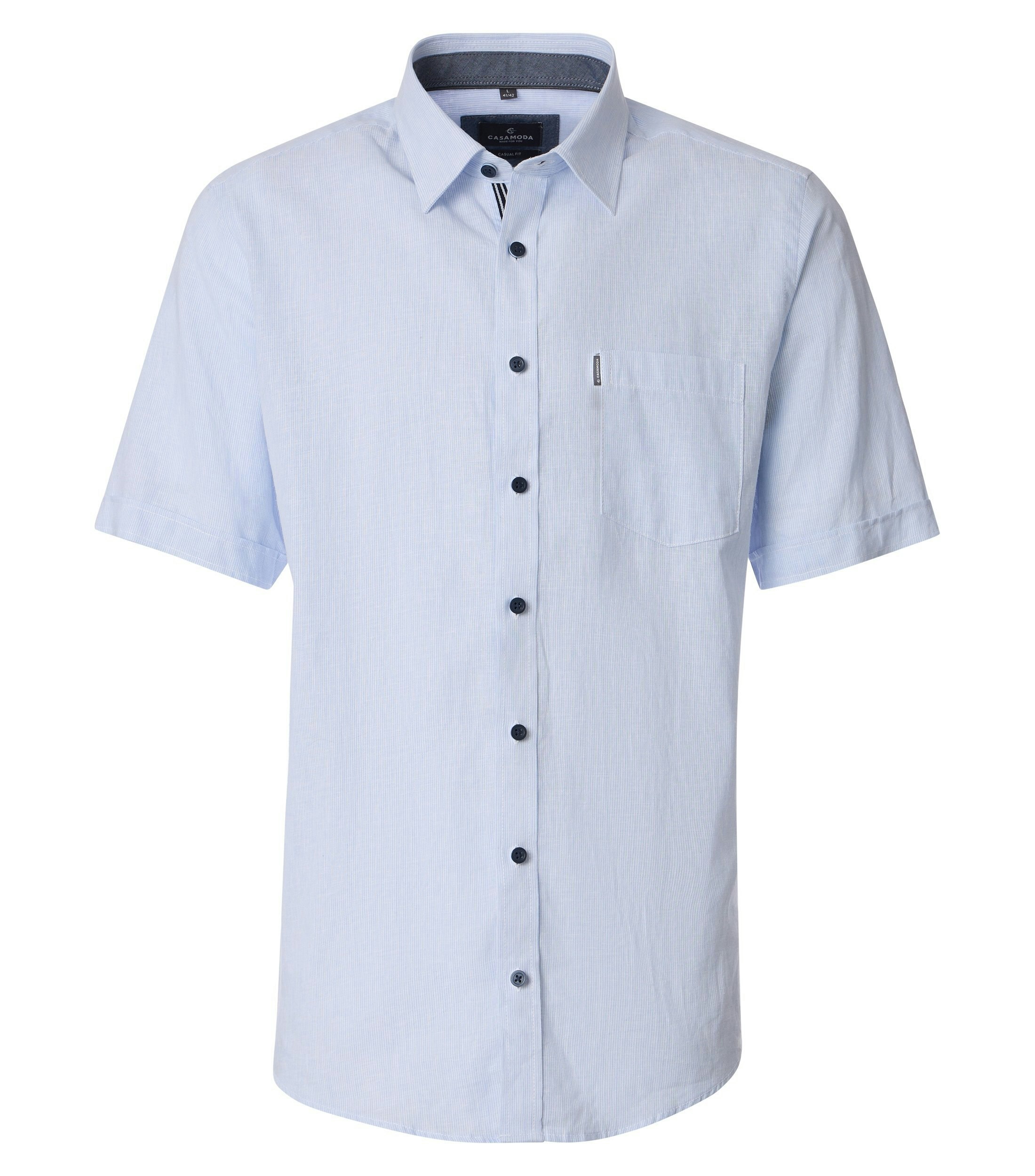 Ein Freizeithemd im gestreift Muster in der Farbe Hellblau