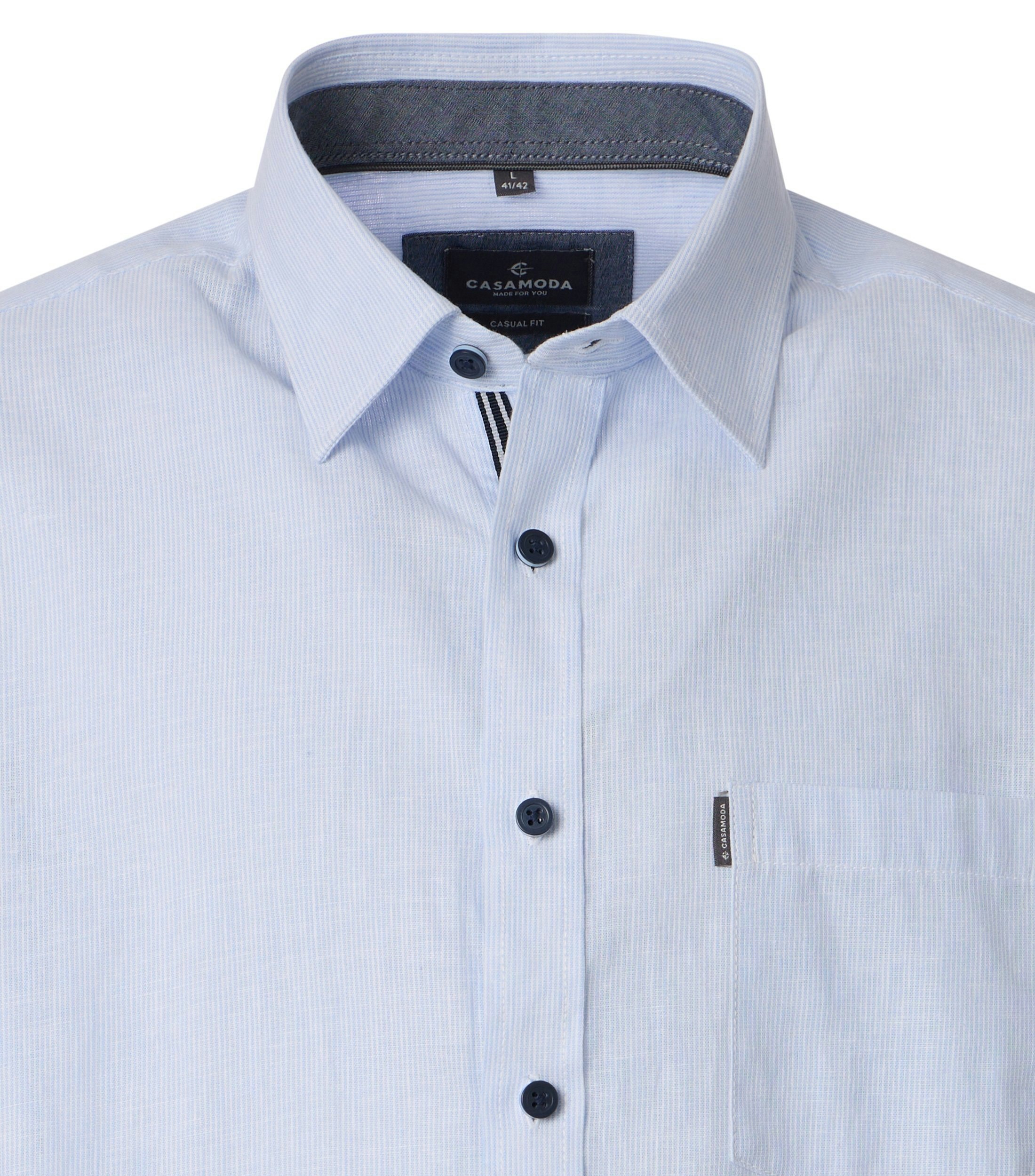 Ein Freizeithemd im gestreift Muster in der Farbe Hellblau