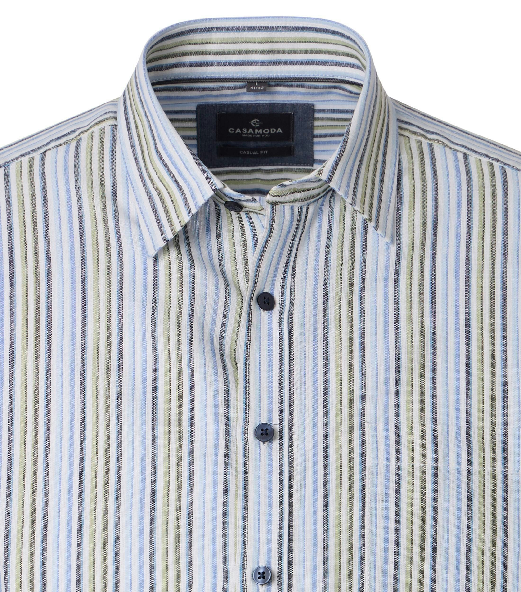 Ein Freizeithemd im gestreift Muster in der Farbe Blau