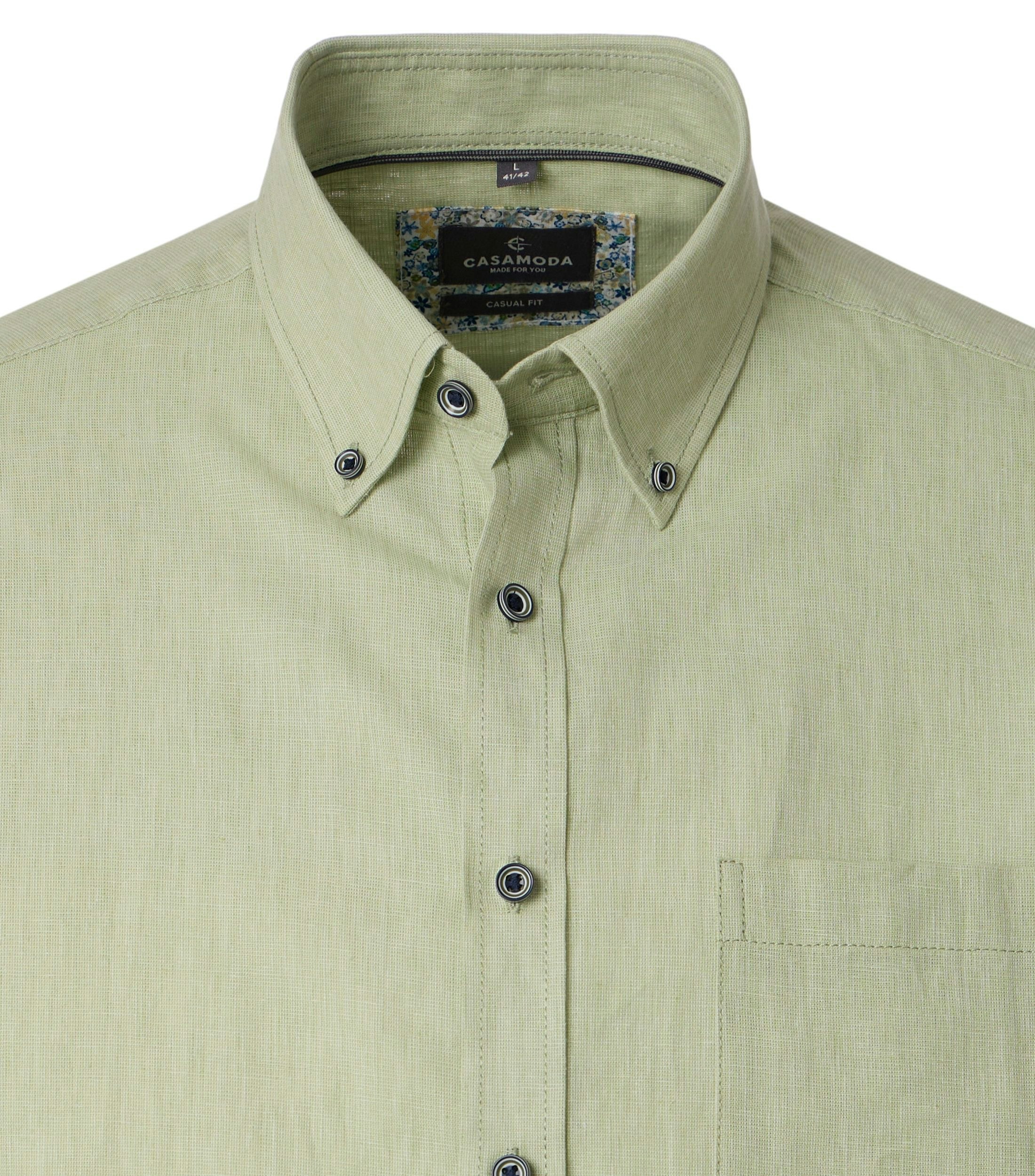 Ein Freizeithemd im uni Muster in der Farbe Grün