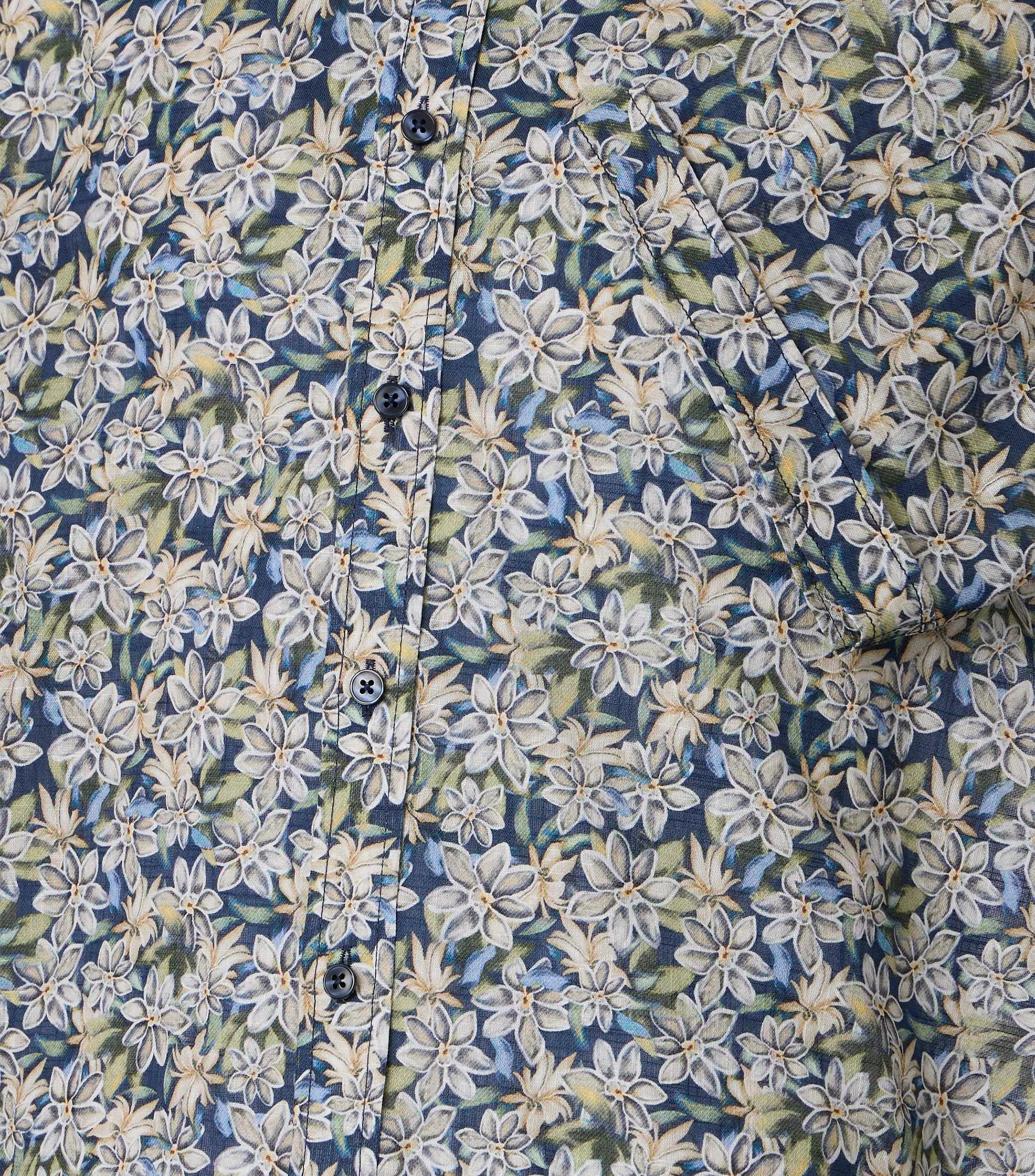 Ein Freizeithemd im Print Muster in der Farbe Dunkelblau
