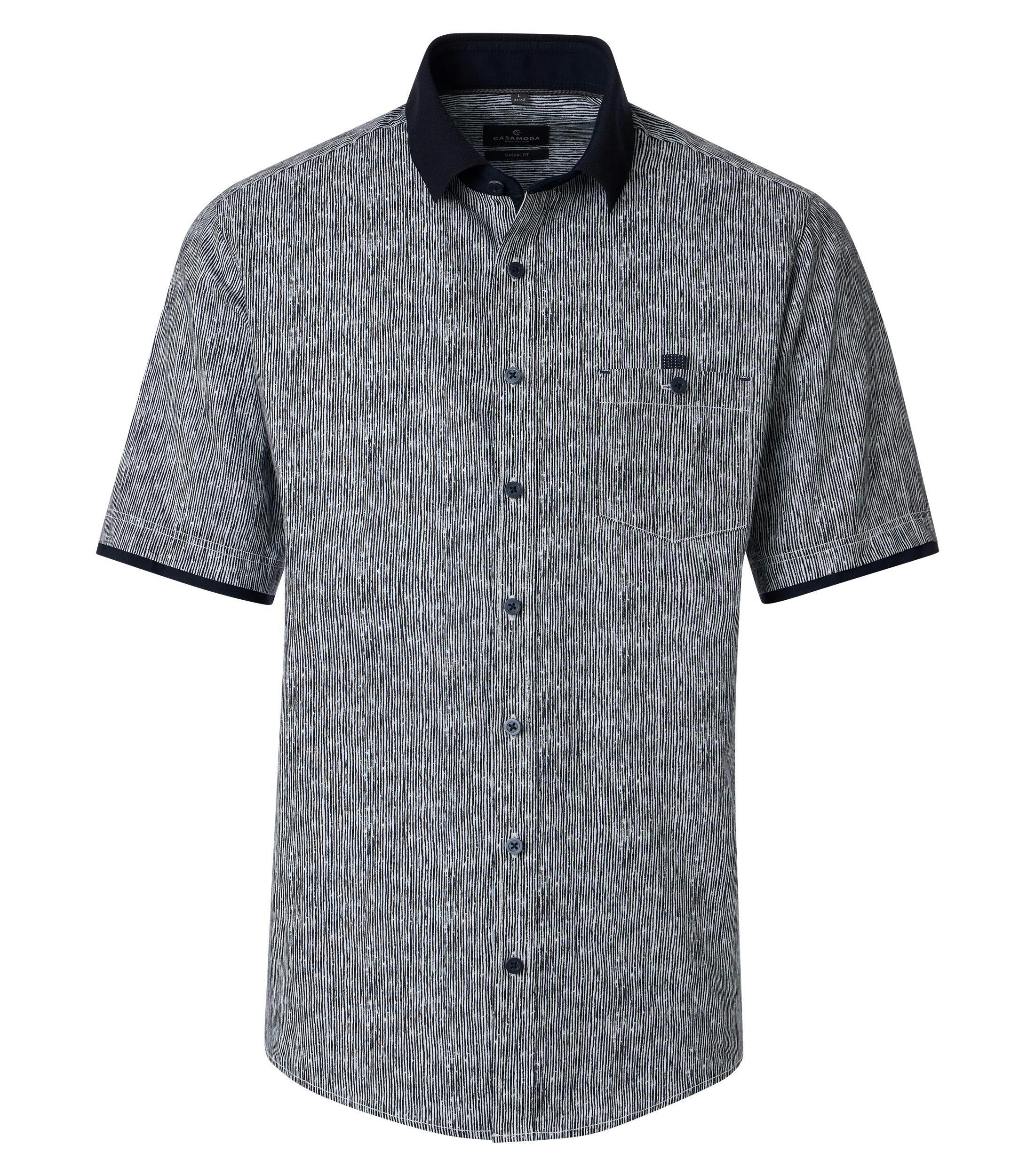 Ein Freizeithemd im Print Muster in der Farbe Dunkelblau