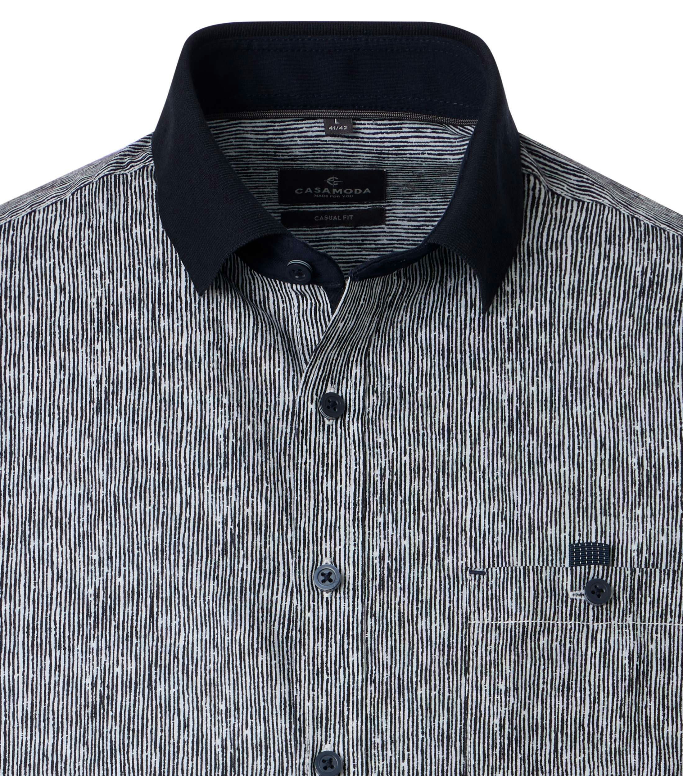 Ein Freizeithemd im Print Muster in der Farbe Dunkelblau