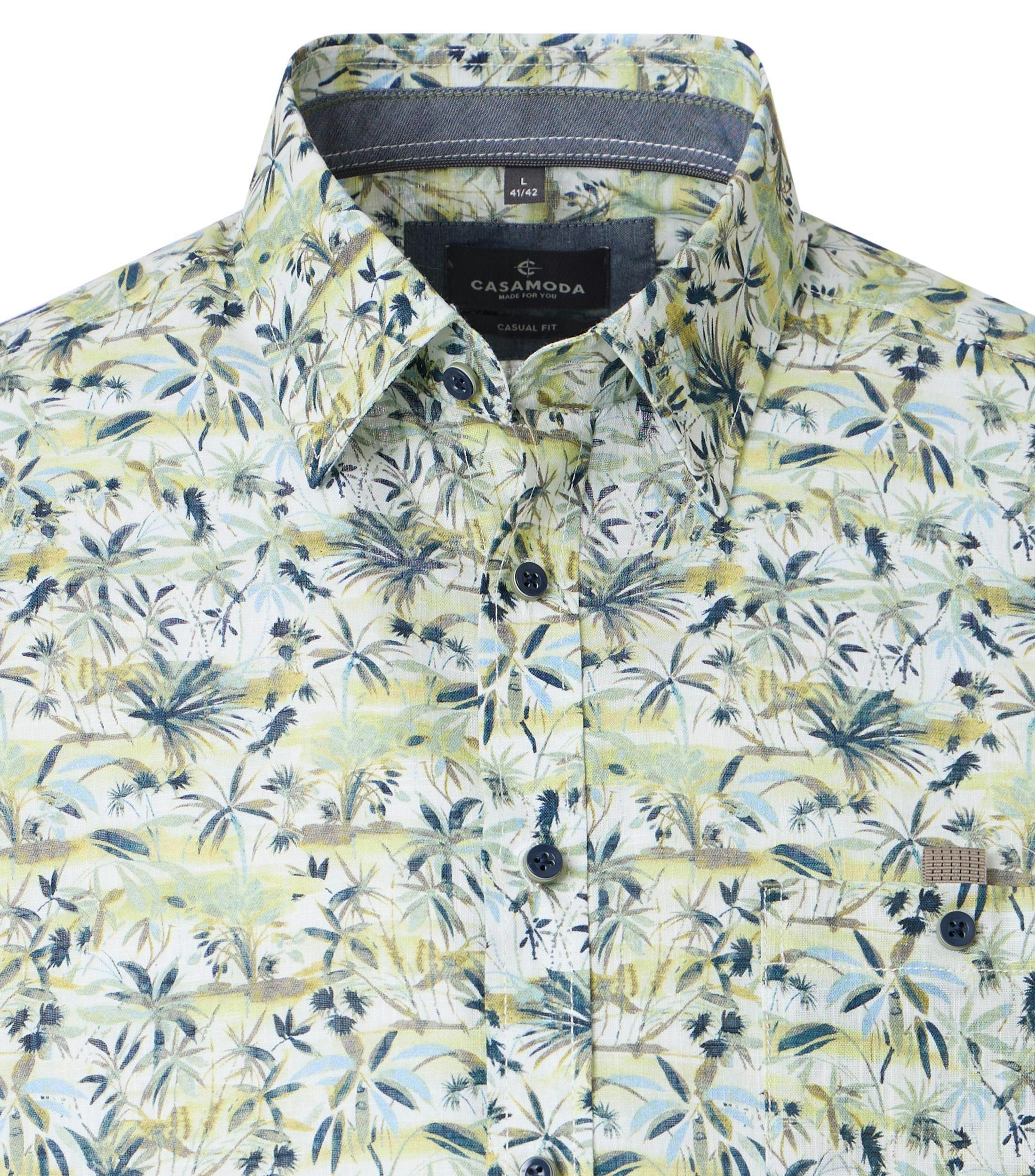 Ein Freizeithemd im Print Muster in der Farbe Grün