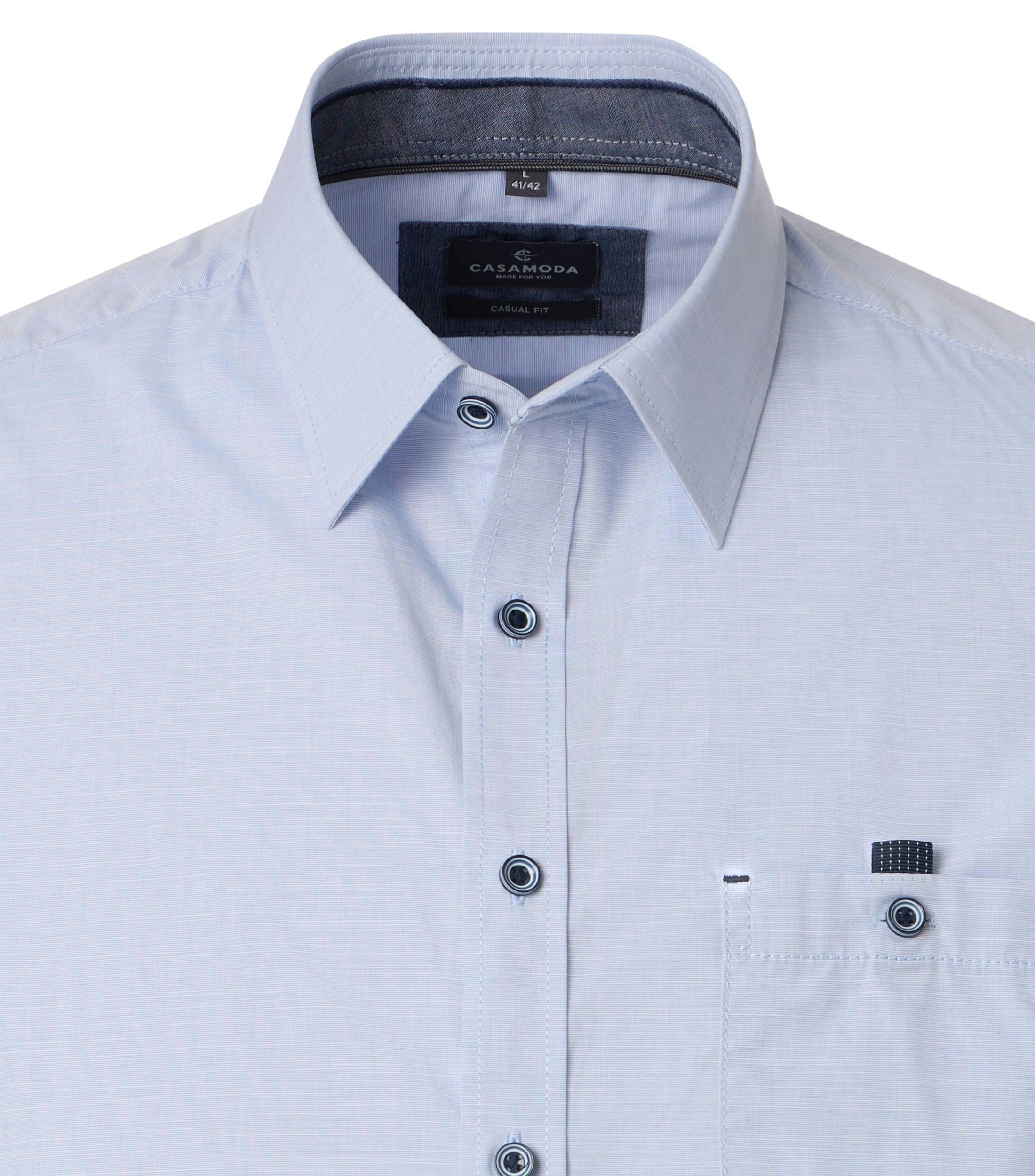 Ein Freizeithemd im uni Muster in der Farbe Hellblau