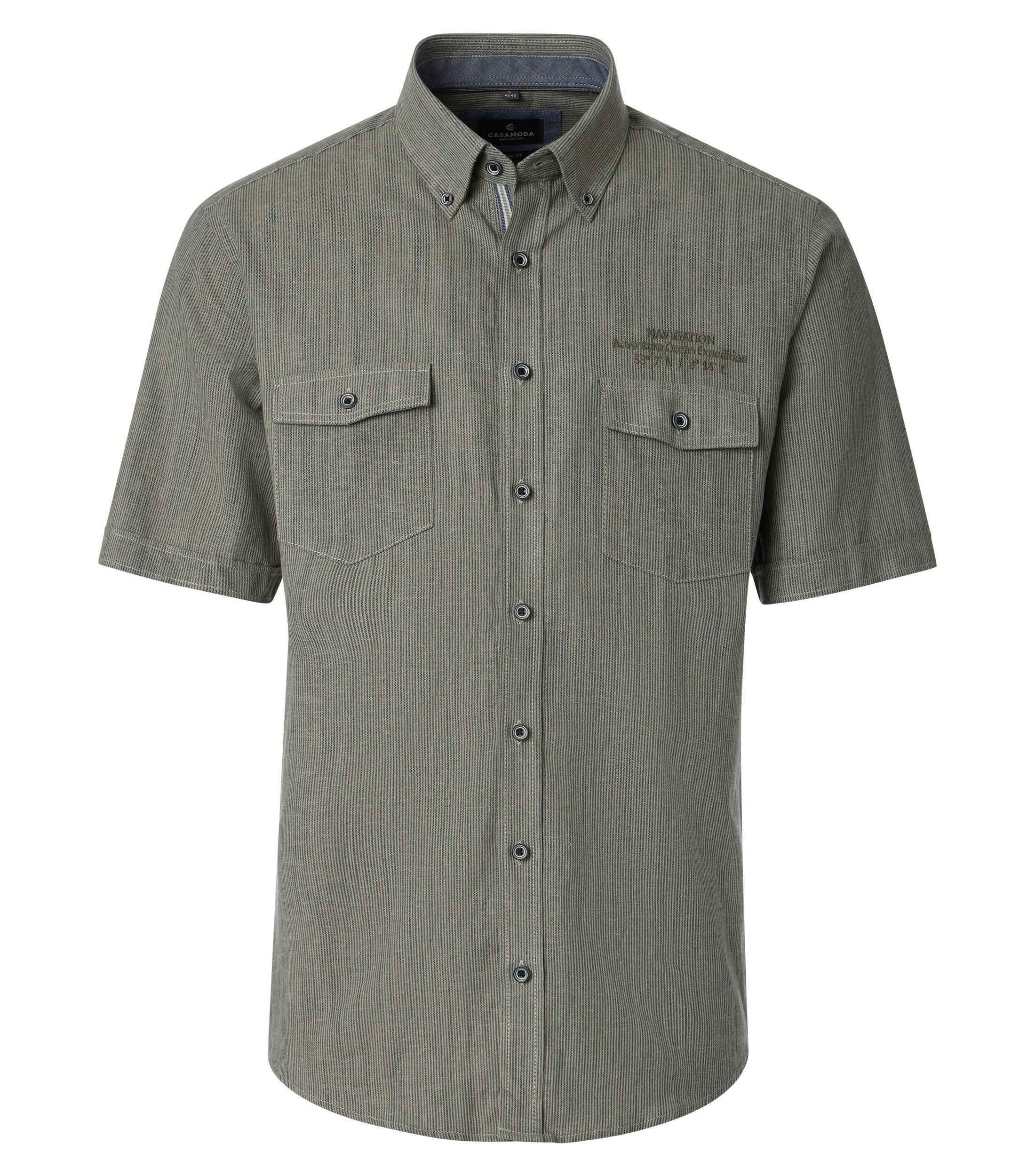 Ein Freizeithemd im gestreift Muster in der Farbe Dunkelgrün