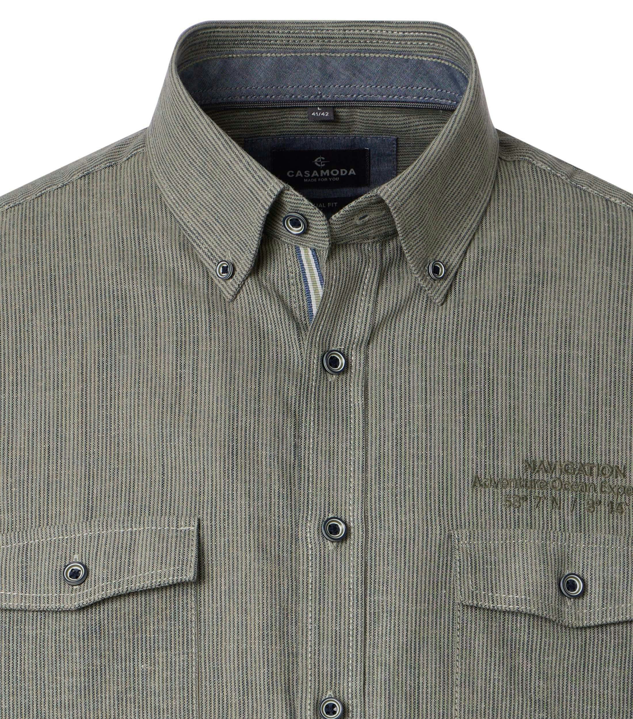 Ein Freizeithemd im gestreift Muster in der Farbe Dunkelgrün