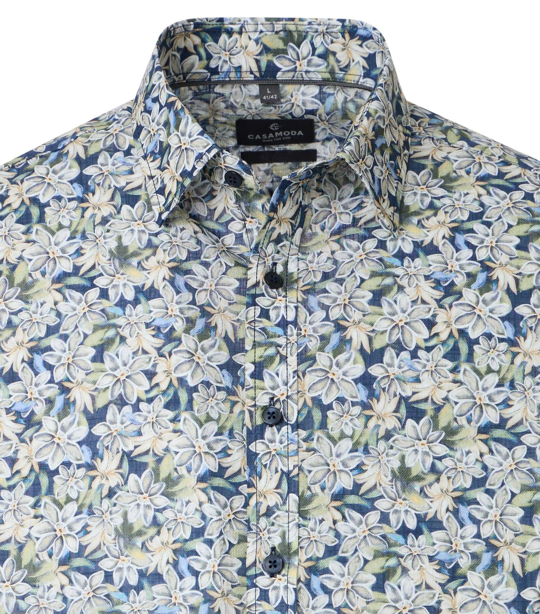 Ein Freizeithemd im Print Muster in der Farbe Dunkelblau