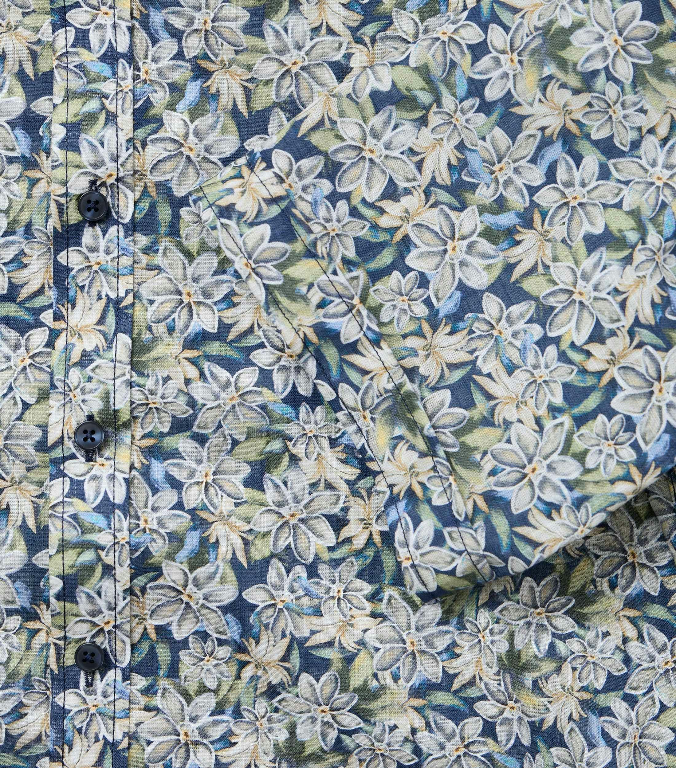 Ein Freizeithemd im Print Muster in der Farbe Dunkelblau