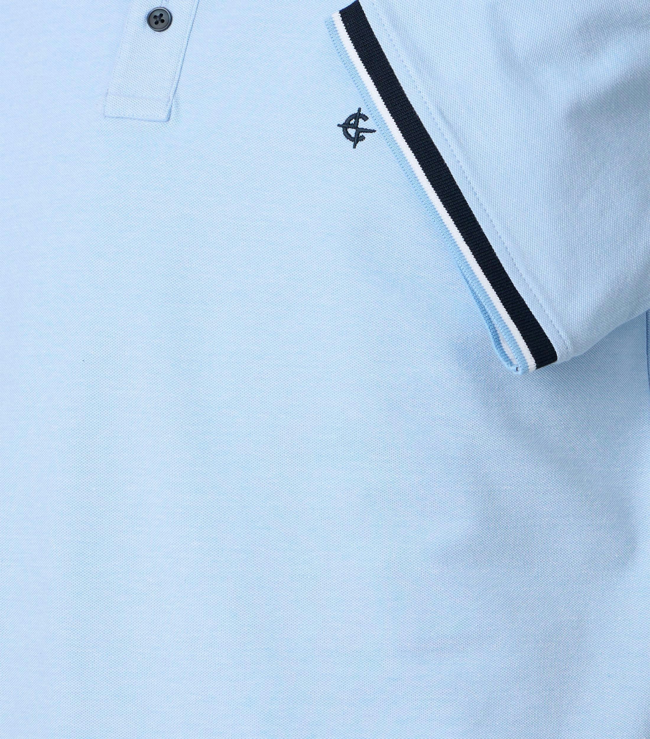 Ein Polo-Shirt im uni Muster in der Farbe Hellblau