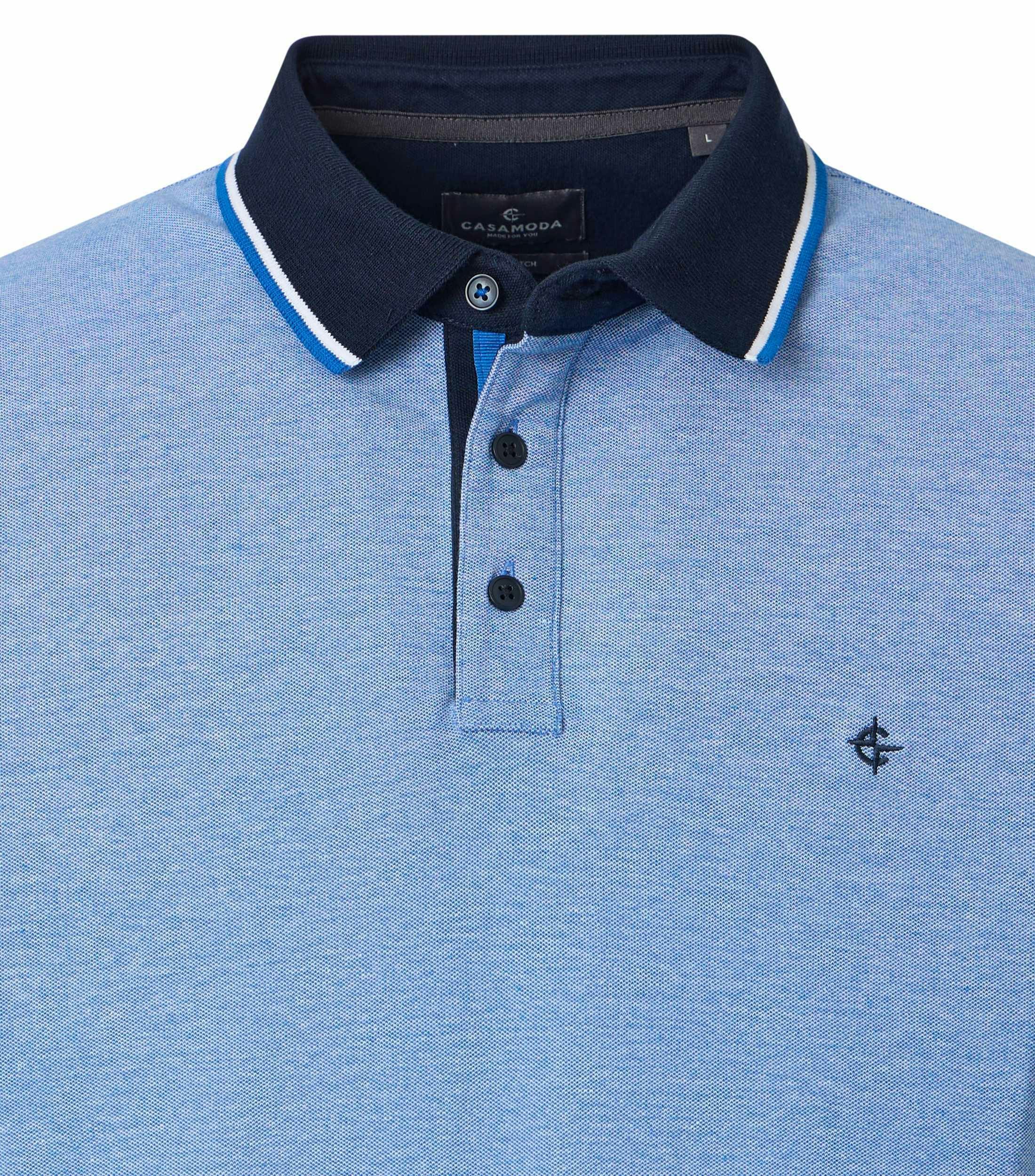 Ein Polo-Shirt im uni Muster in der Farbe Blau