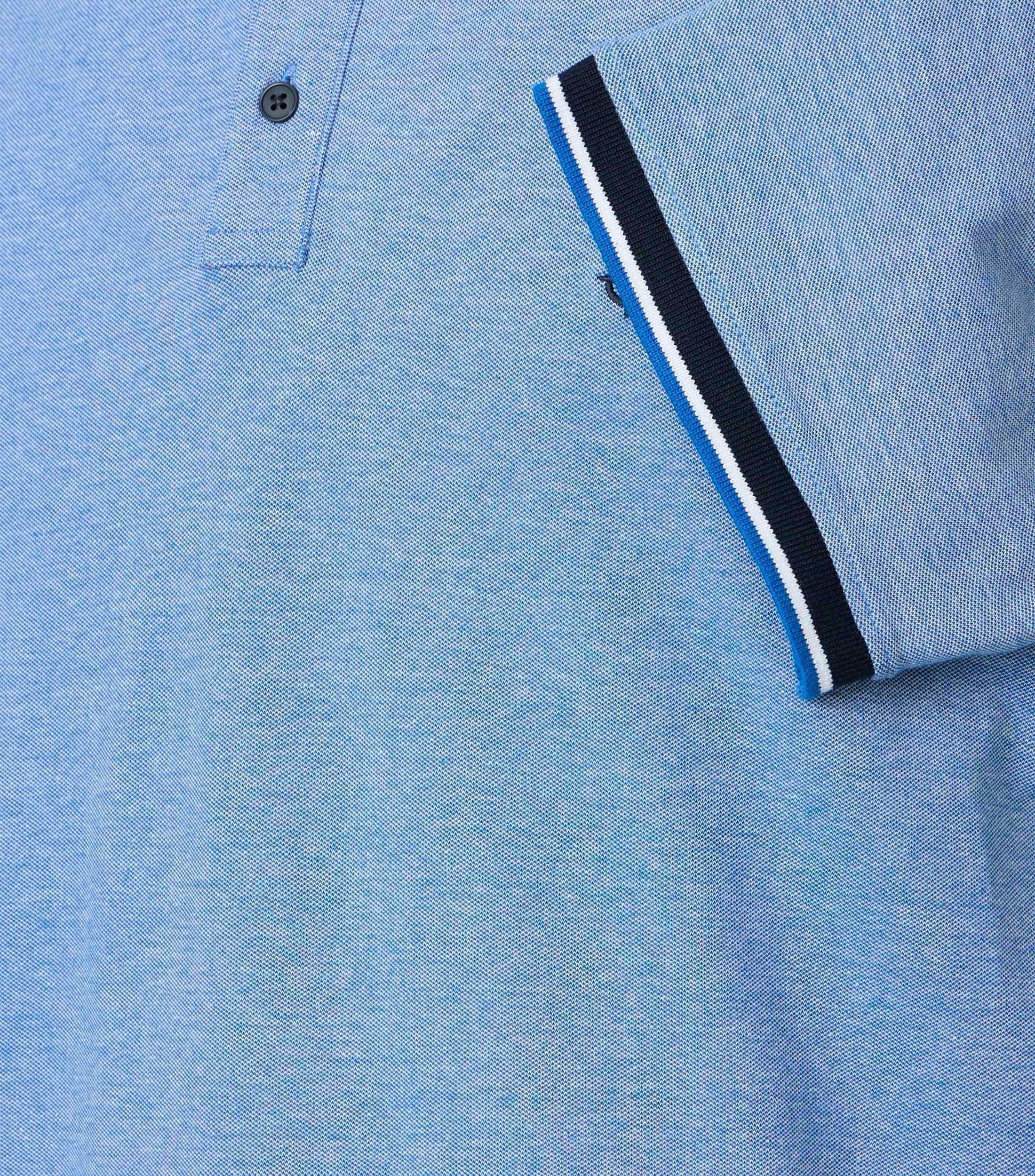 Ein Polo-Shirt im uni Muster in der Farbe Blau