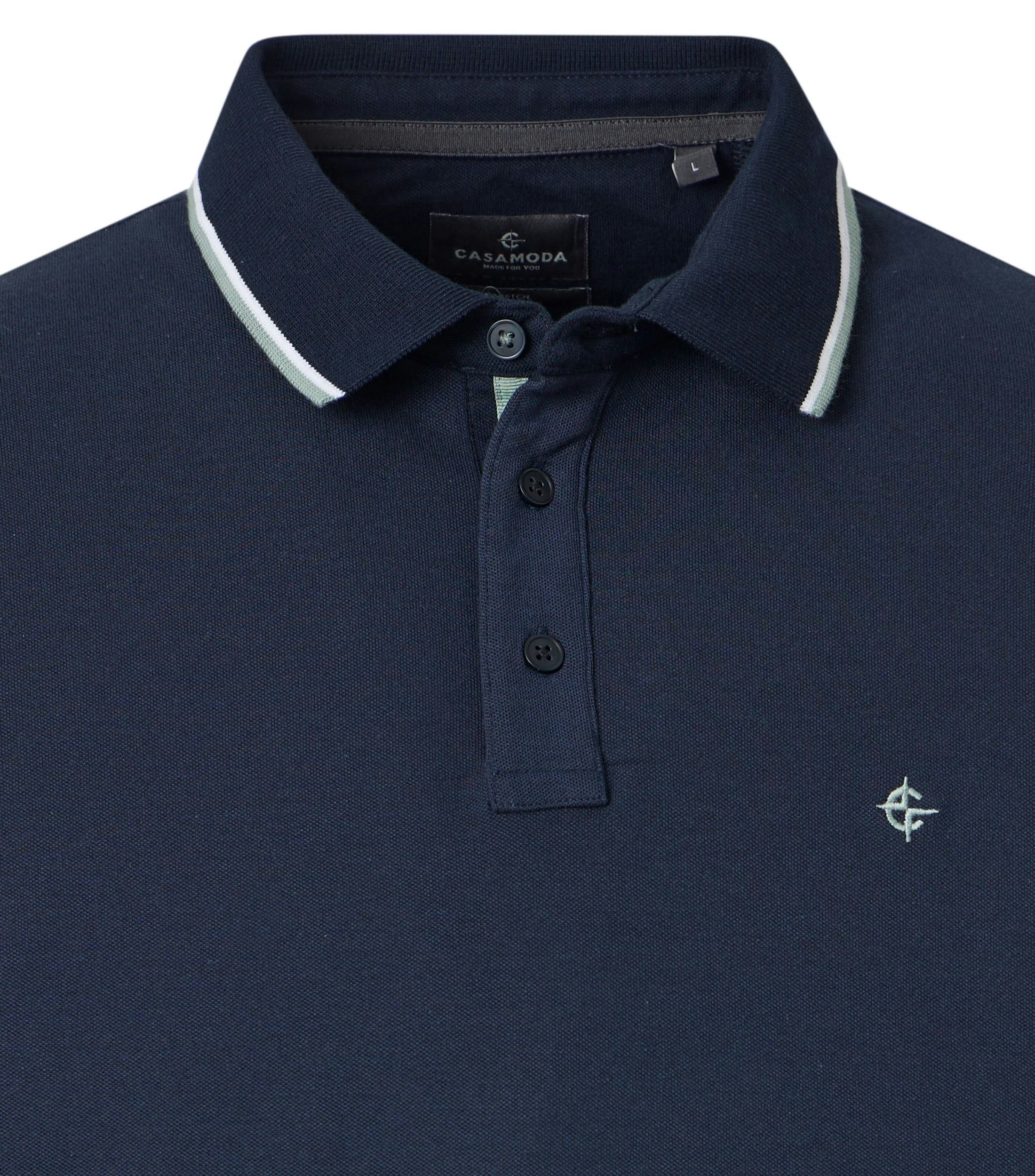 Ein Polo-Shirt im uni Muster in der Farbe Dunkelblau