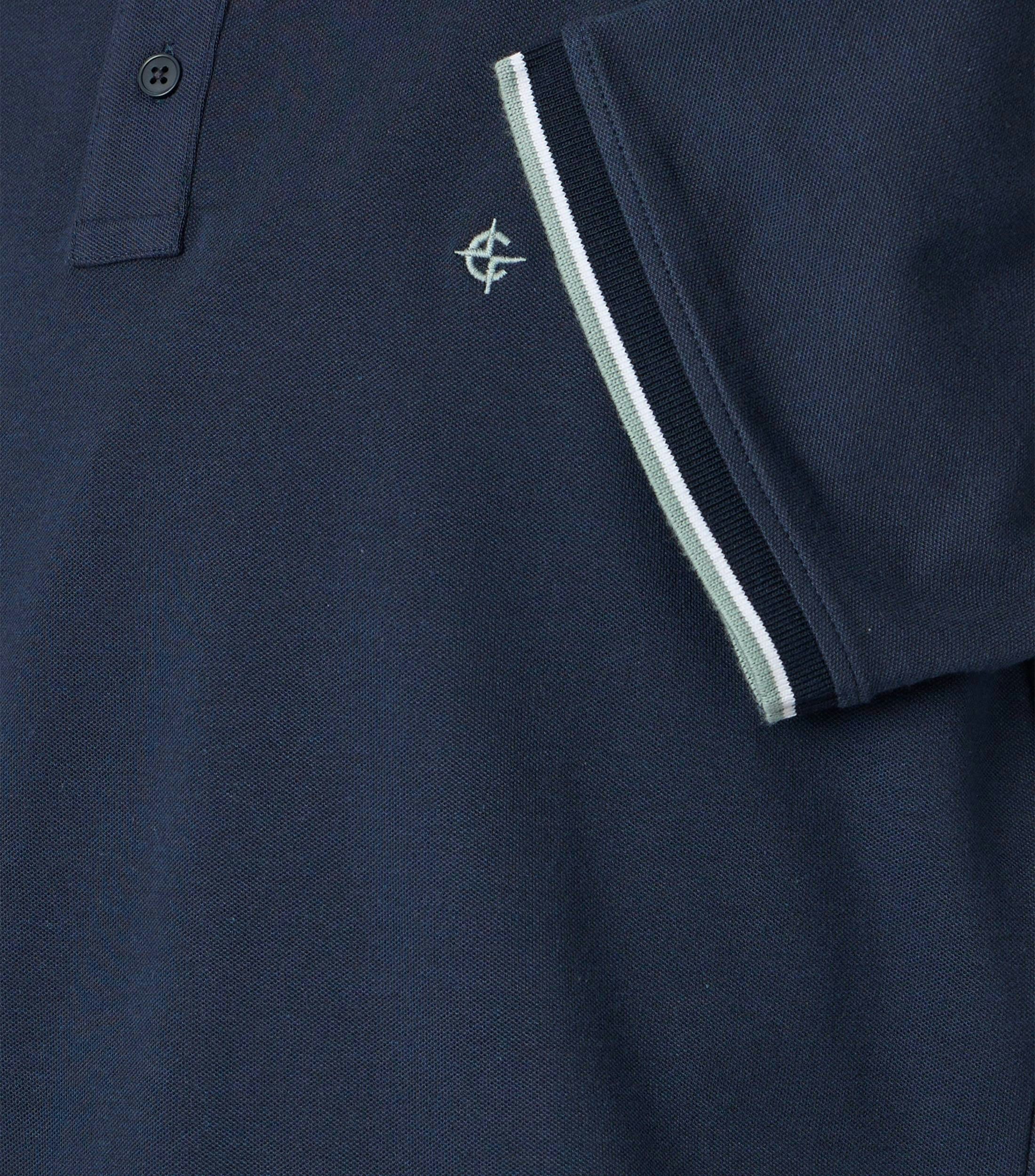 Ein Polo-Shirt im uni Muster in der Farbe Dunkelblau