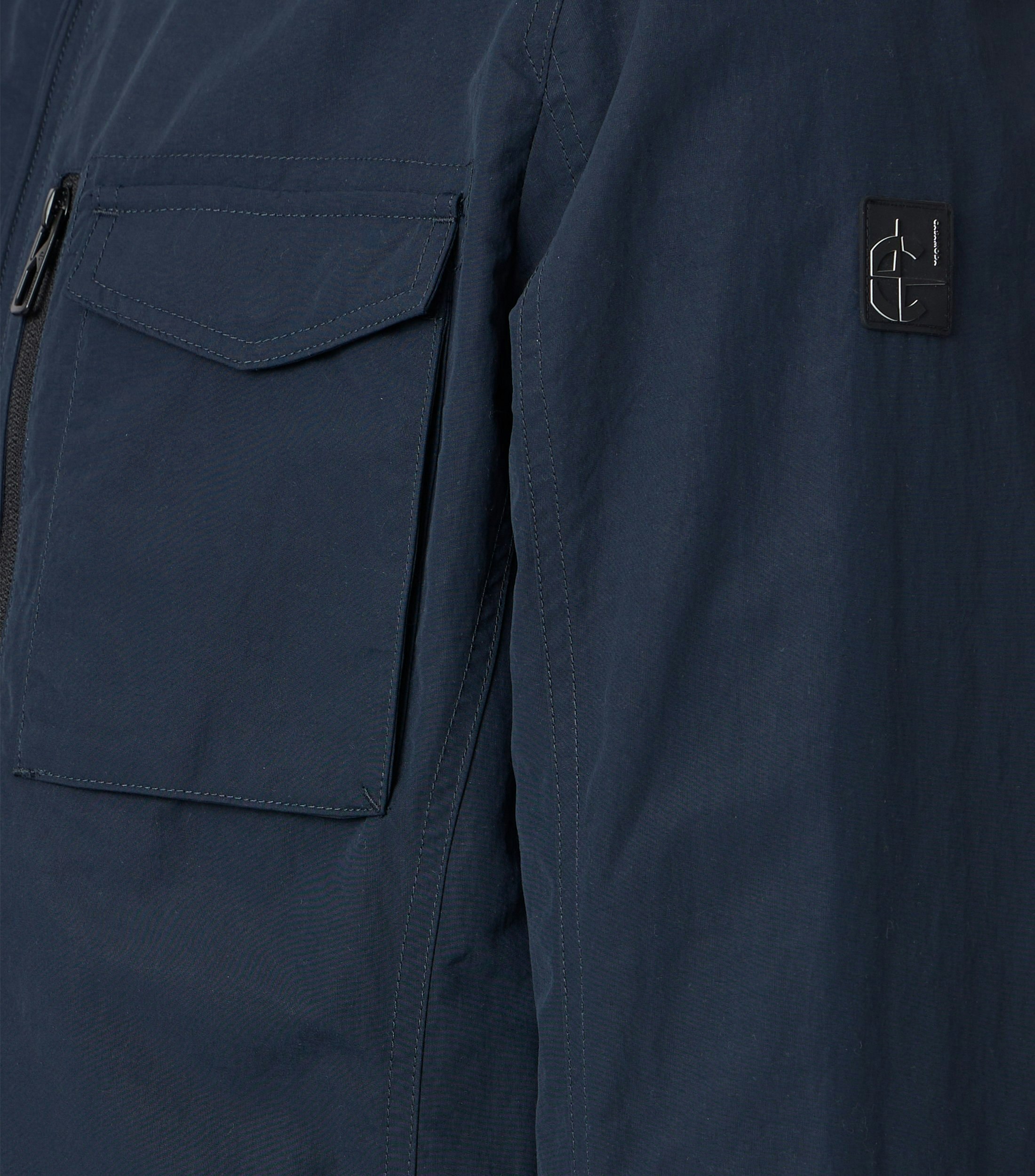 Eine Jacke im uni Muster in der Farbe Blau