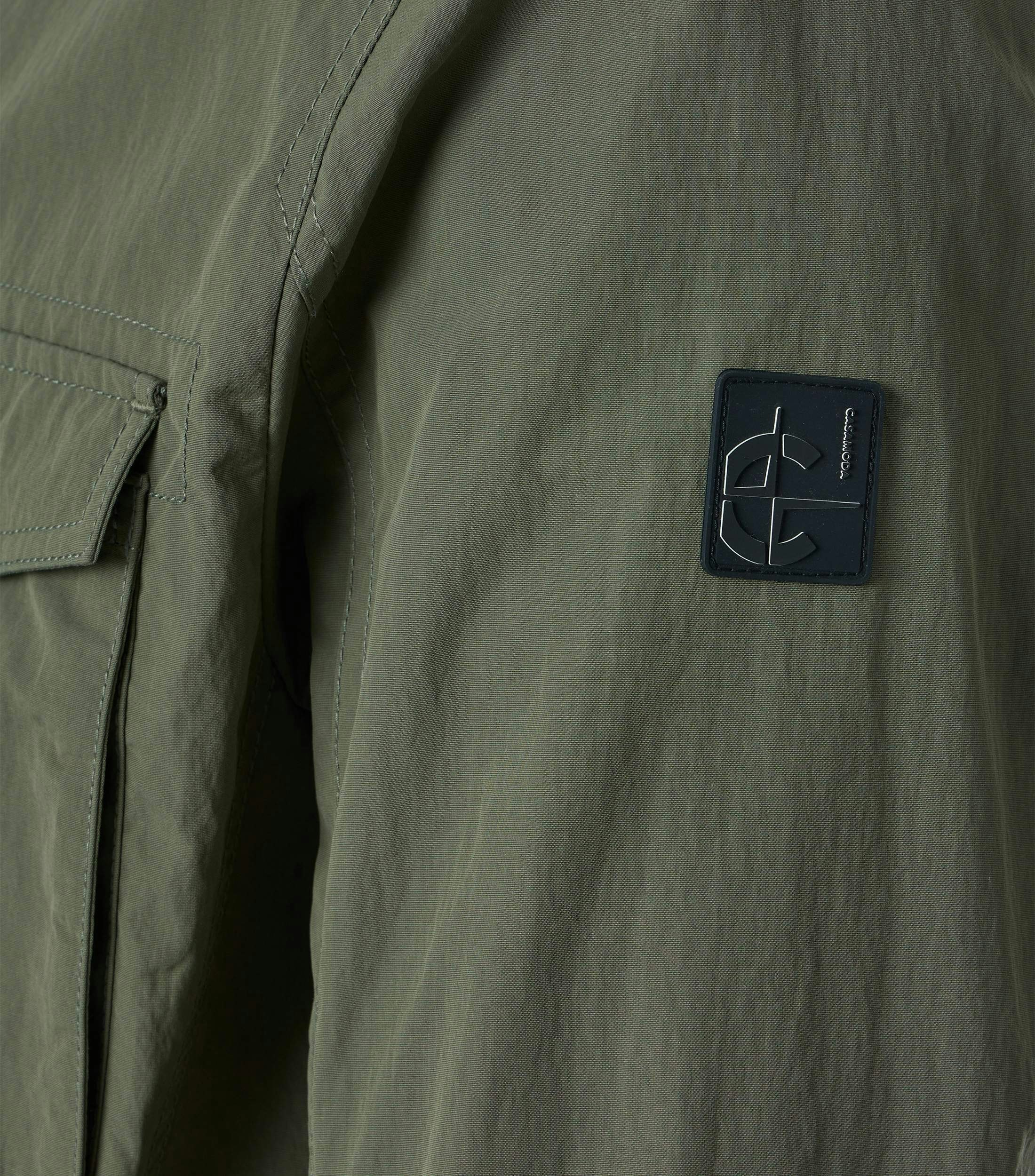 Eine Jacke im uni Muster in der Farbe Grün