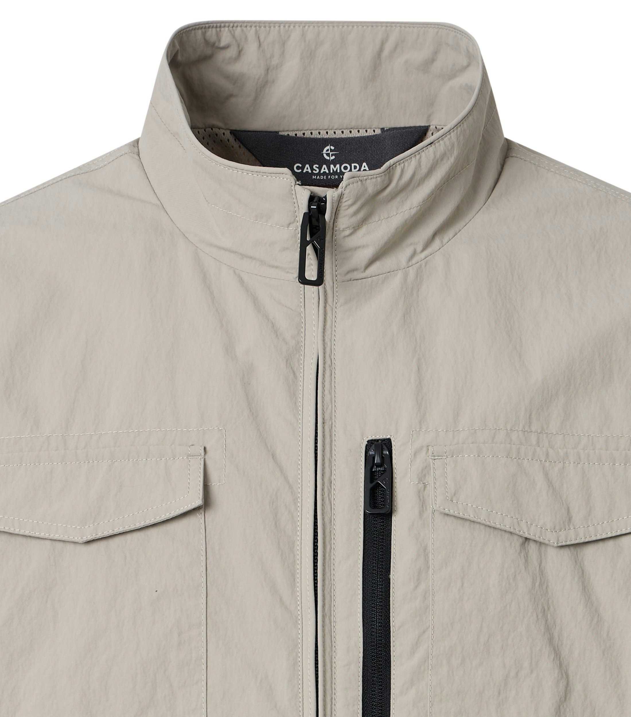 Eine Jacke im uni Muster in der Farbe Beige