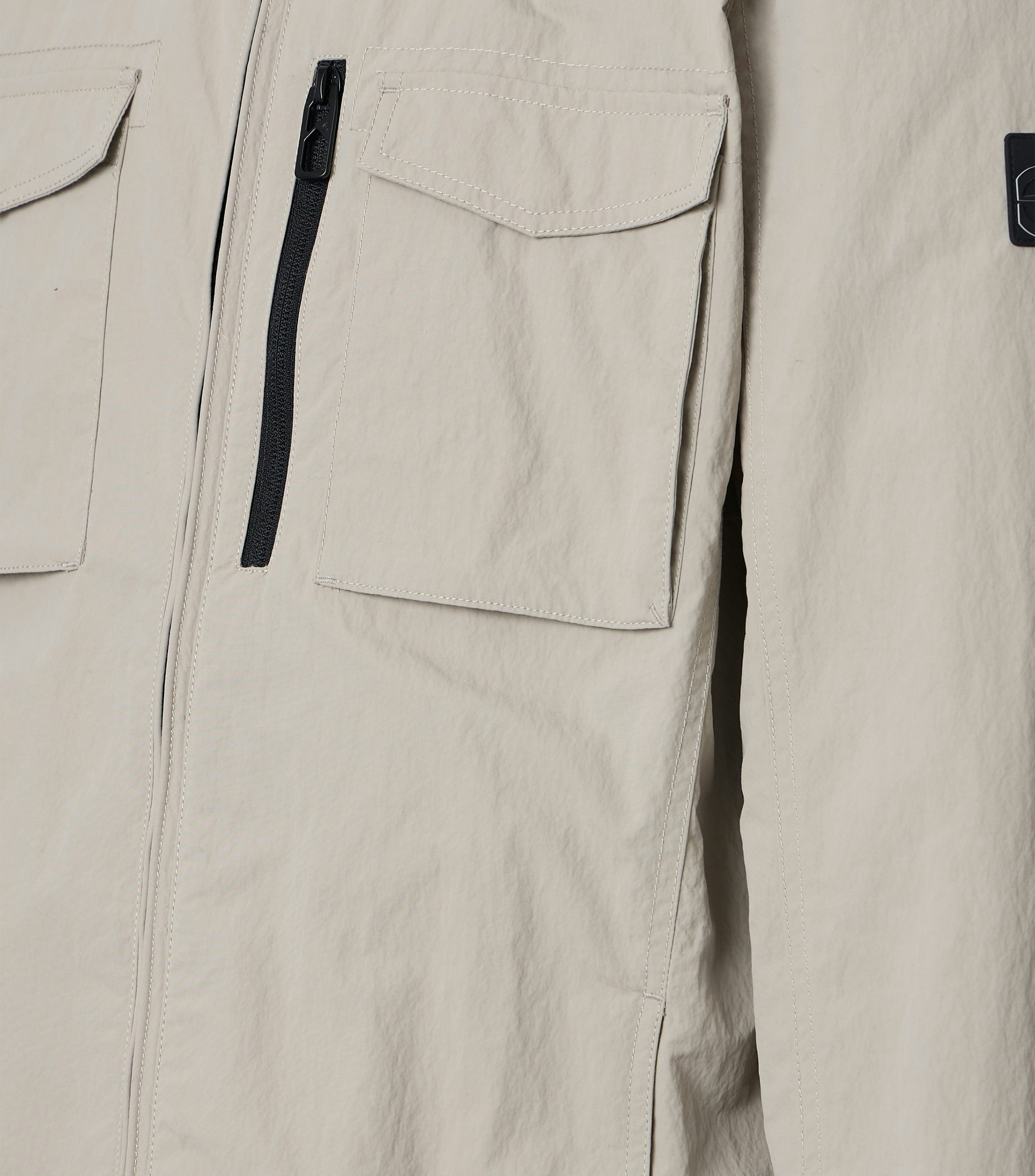 Eine Jacke im uni Muster in der Farbe Beige