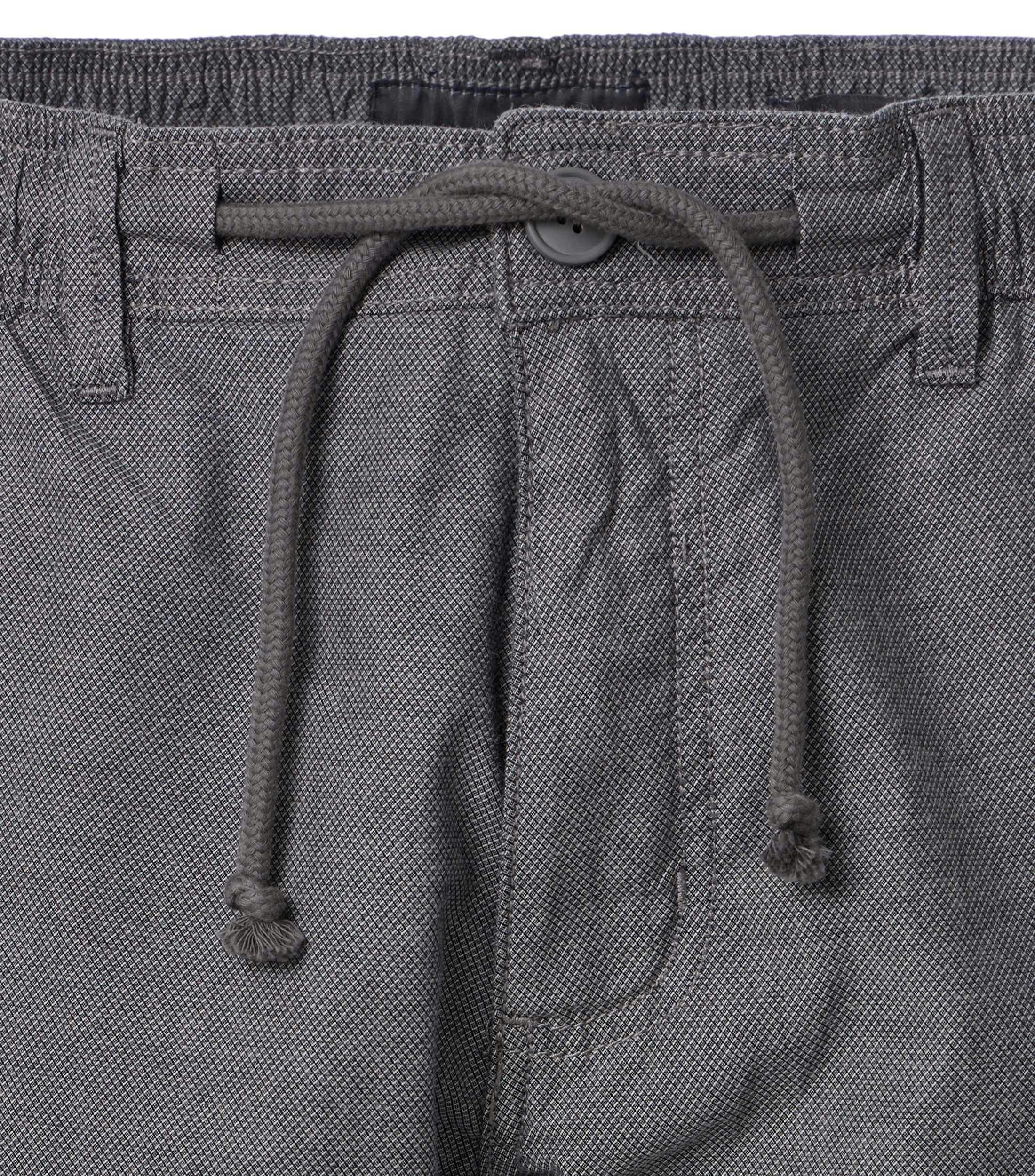 Eine Shorts im uni Muster in der Farbe Grau