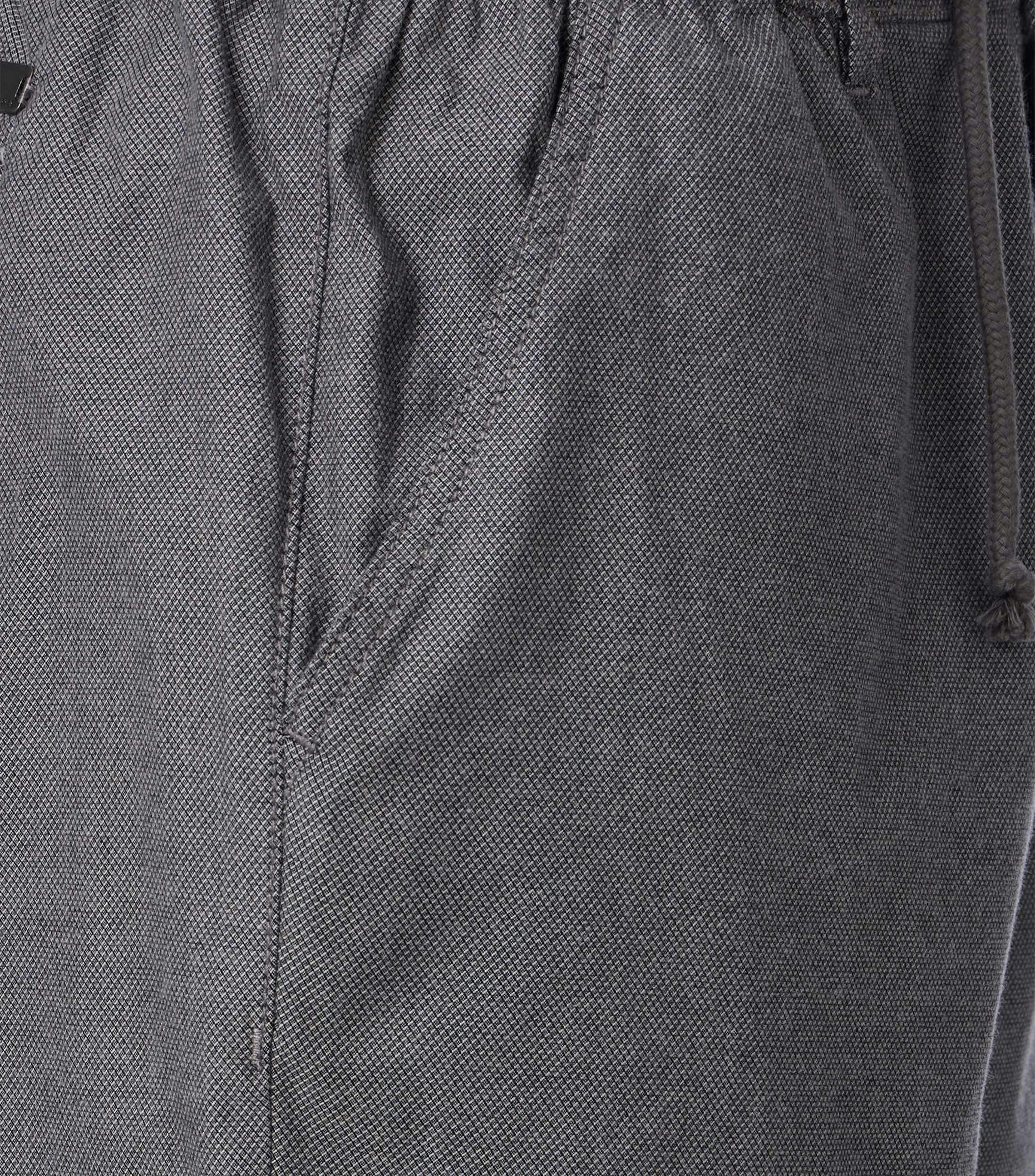 Eine Shorts im uni Muster in der Farbe Grau