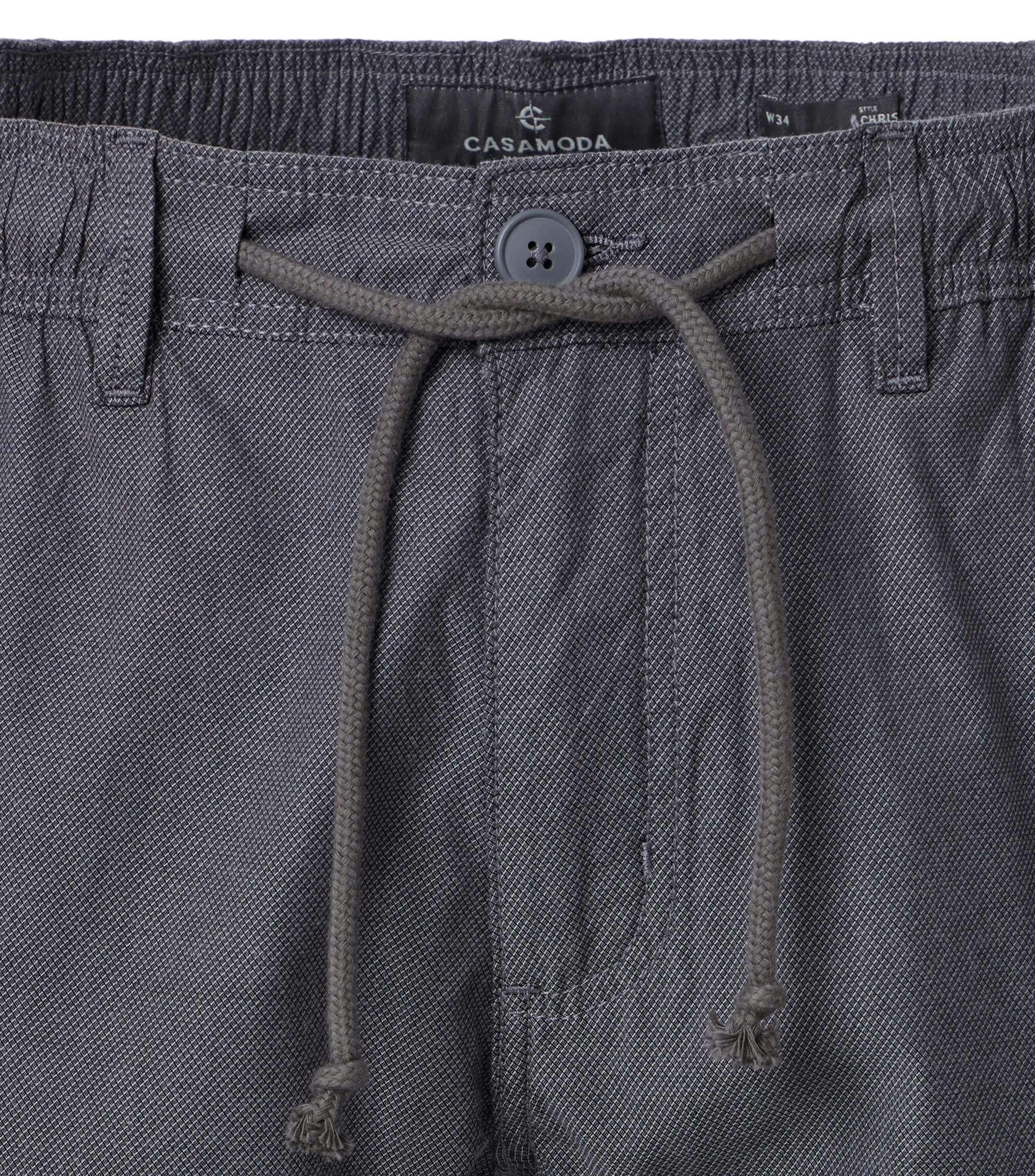 Eine Shorts im uni Muster in der Farbe Blau