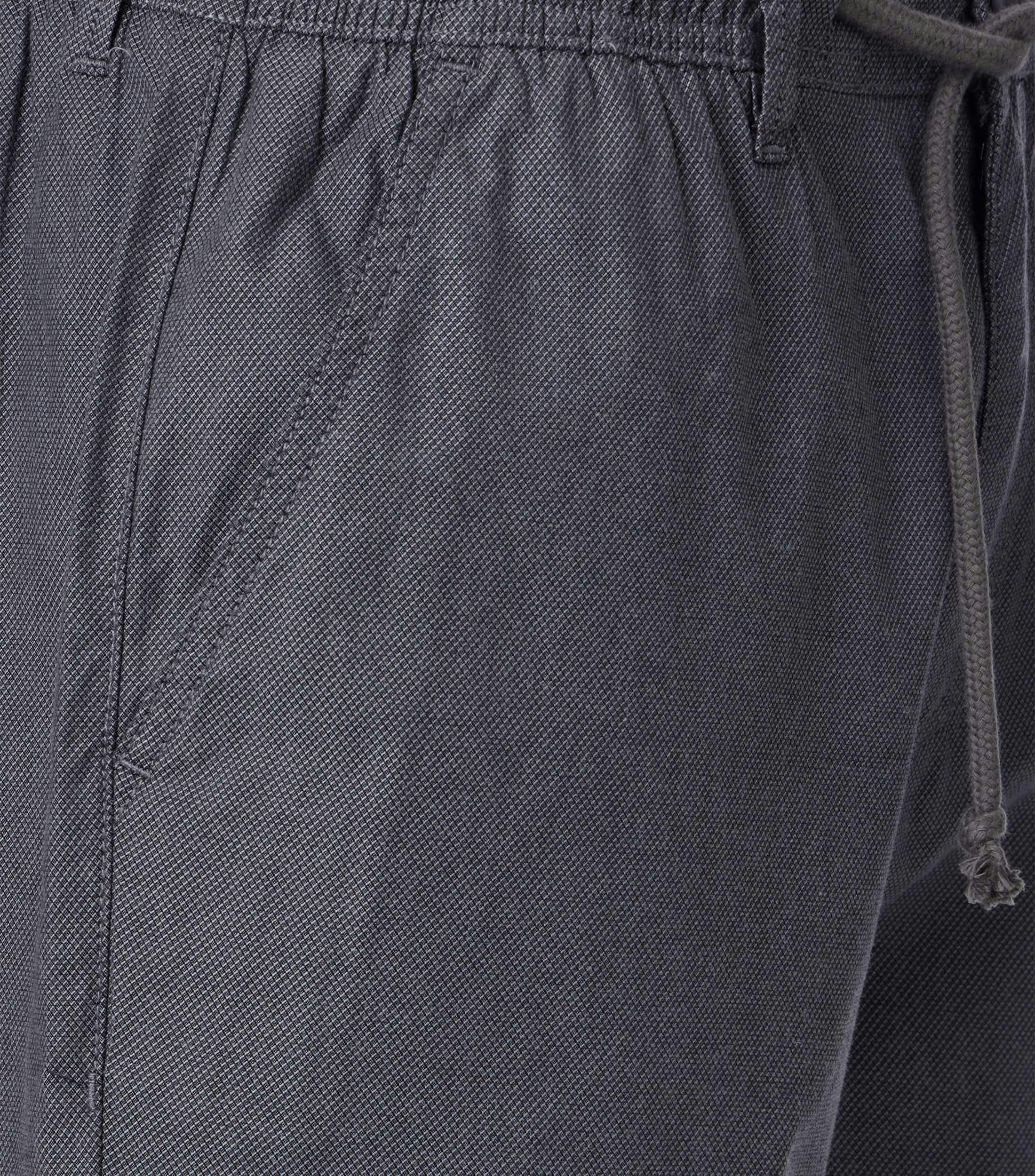 Eine Shorts im uni Muster in der Farbe Blau