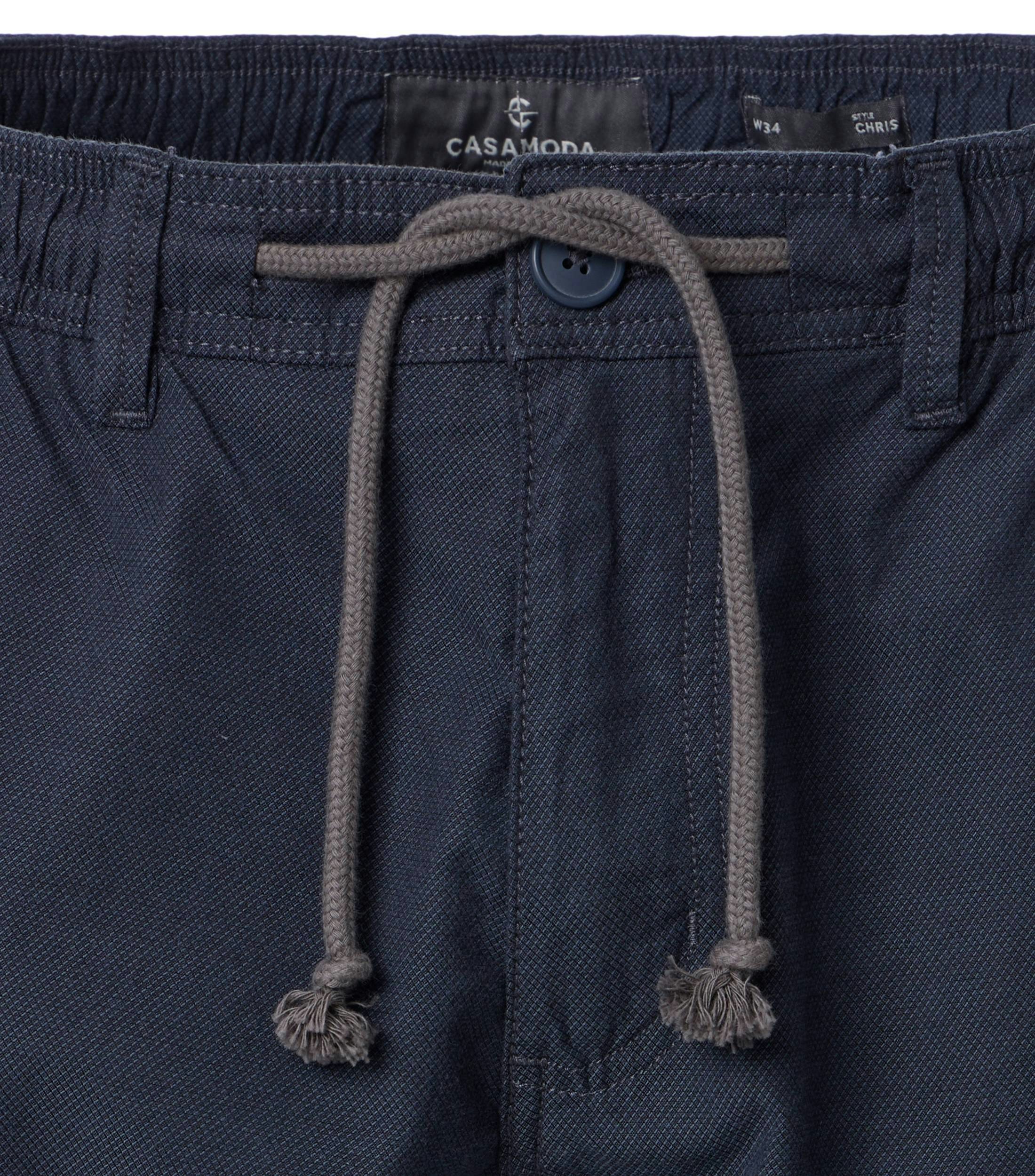 Eine Shorts im uni Muster in der Farbe Dunkelblau