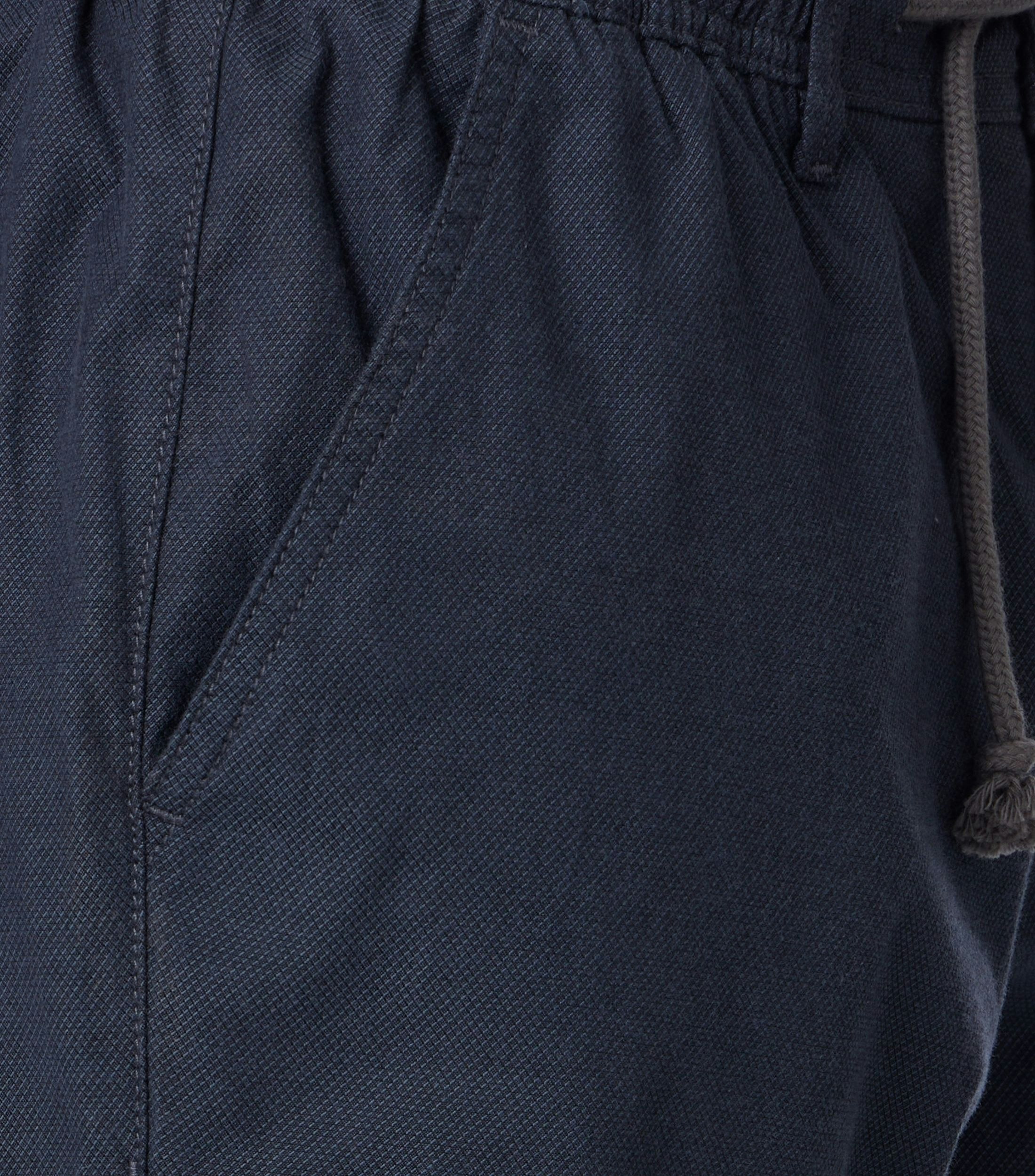 Eine Shorts im uni Muster in der Farbe Dunkelblau
