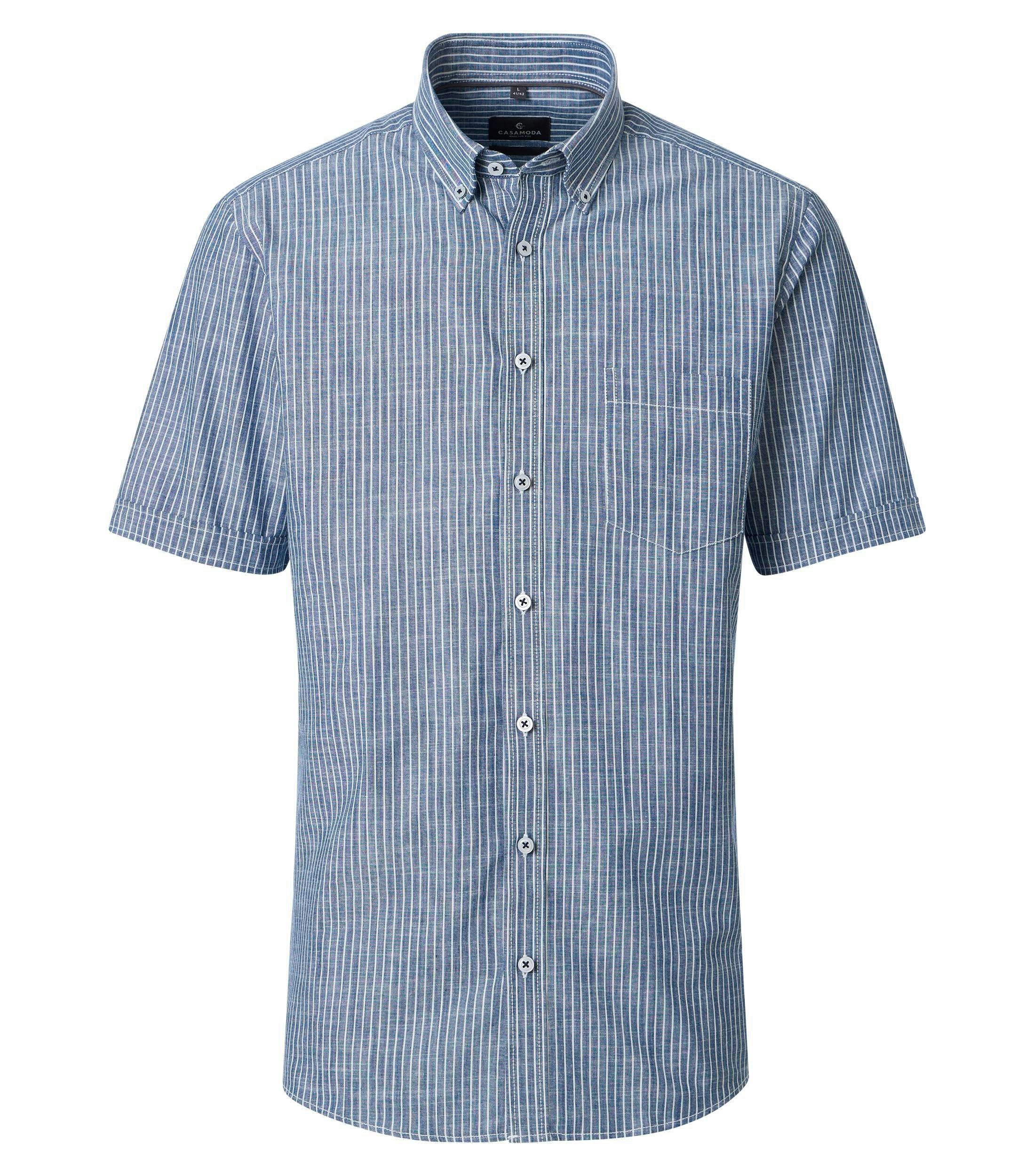 Ein Freizeithemd im gestreift Muster in der Farbe Blau